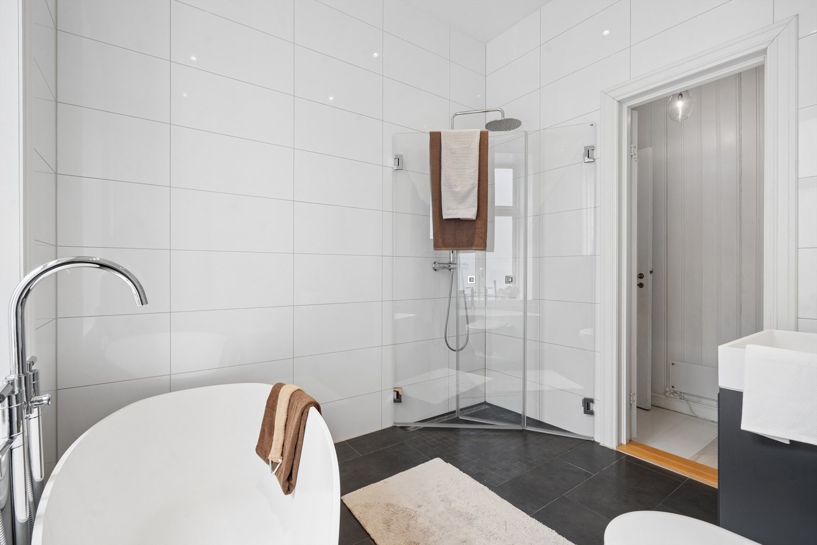 Da er det badet sin tur, med en smart inndeling som gir både dusjsone og egne flater rundt badekar og servant. Galleribilde