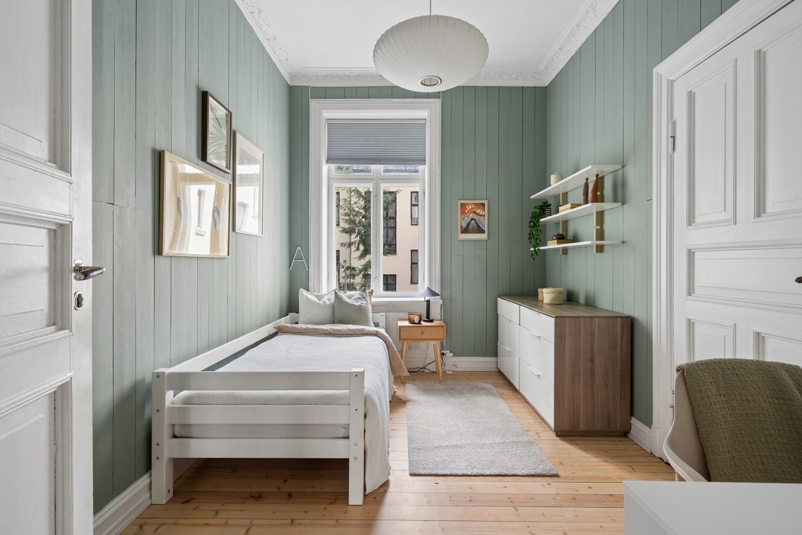 Soverom nr. 2 med en rolig og lun atmosfære, perfekt som barnerom, gjesterom eller hjemmekontor. Galleribilde