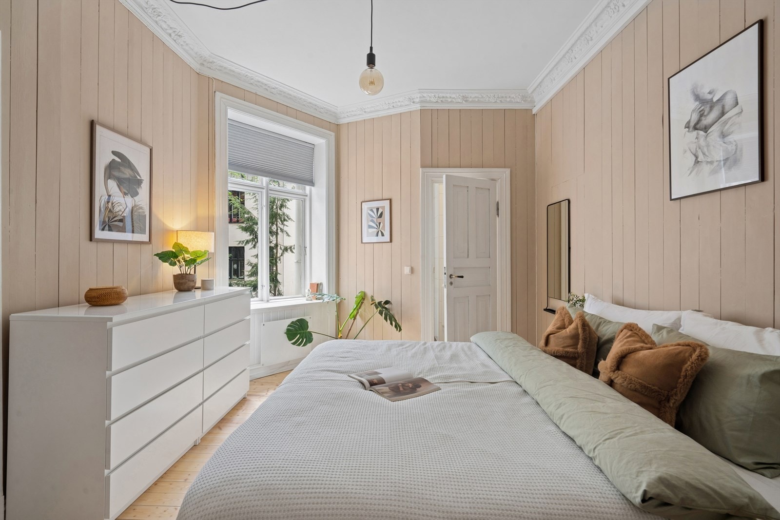 Her har du gode muligheter for oppbevaring, med plass til både det du bruker daglig og det du vil ha litt mer bortgjemt. Galleribilde