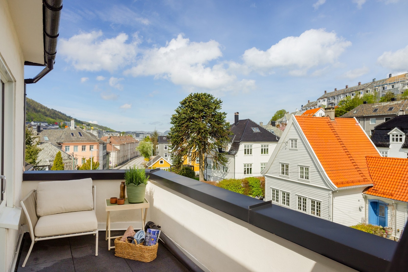 Her kan du nyte gode solforhold og nydelig utsikt over nabolaget Galleribilde