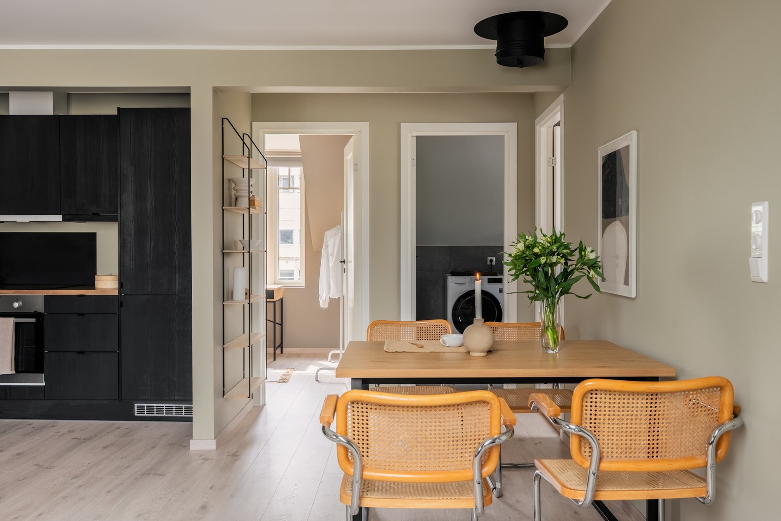 Det er gjennomgående 1-stavs laminat på gulv. Galleribilde