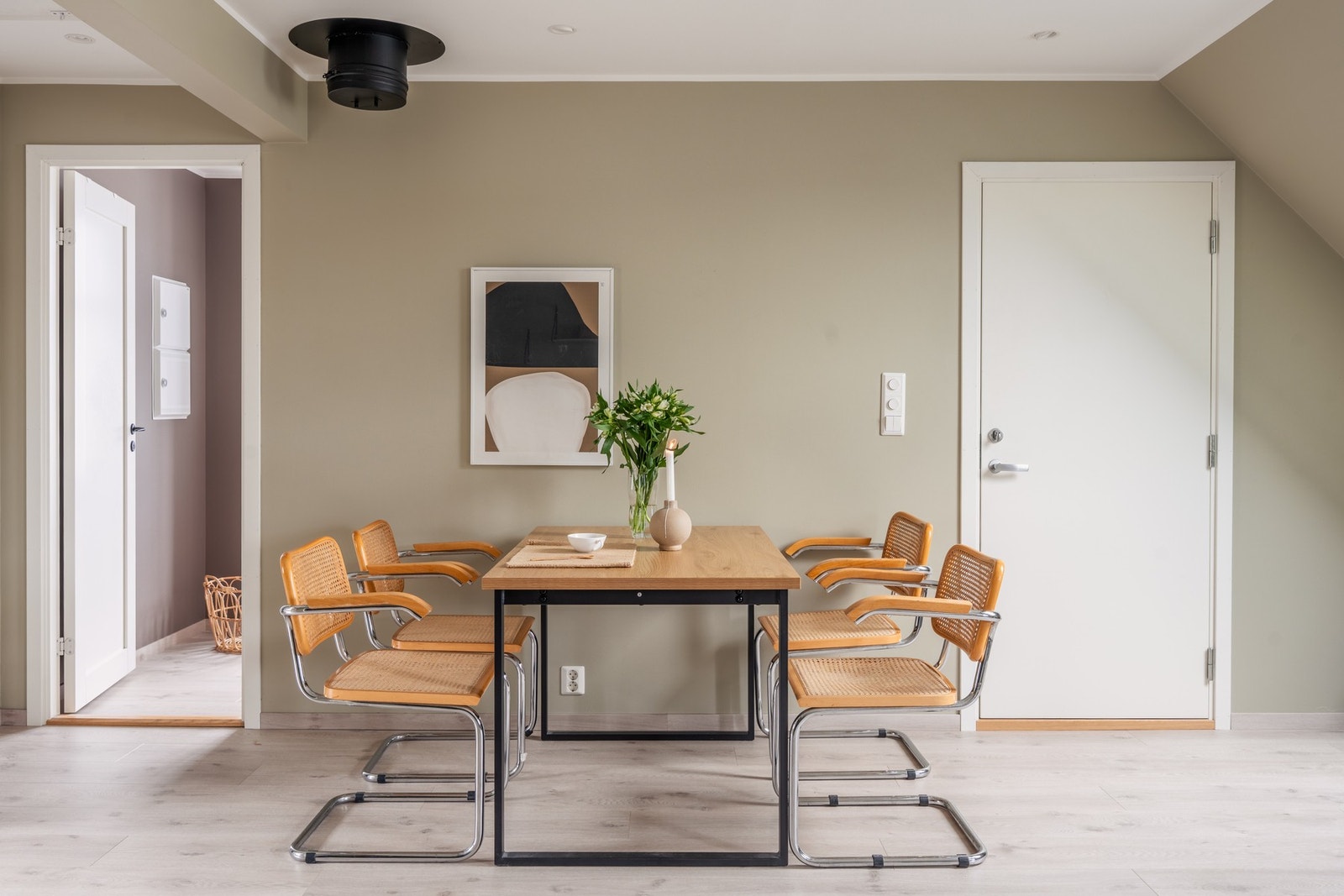 Leiligheten har et pent 1-stavs laminat gulv og nydelig utsikt fra stuevinduet. Galleribilde