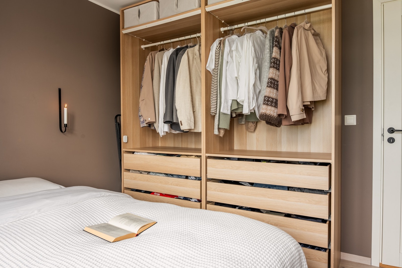 Det er også godt med oppbevaringsplass i en praktisk garderobe. Galleribilde