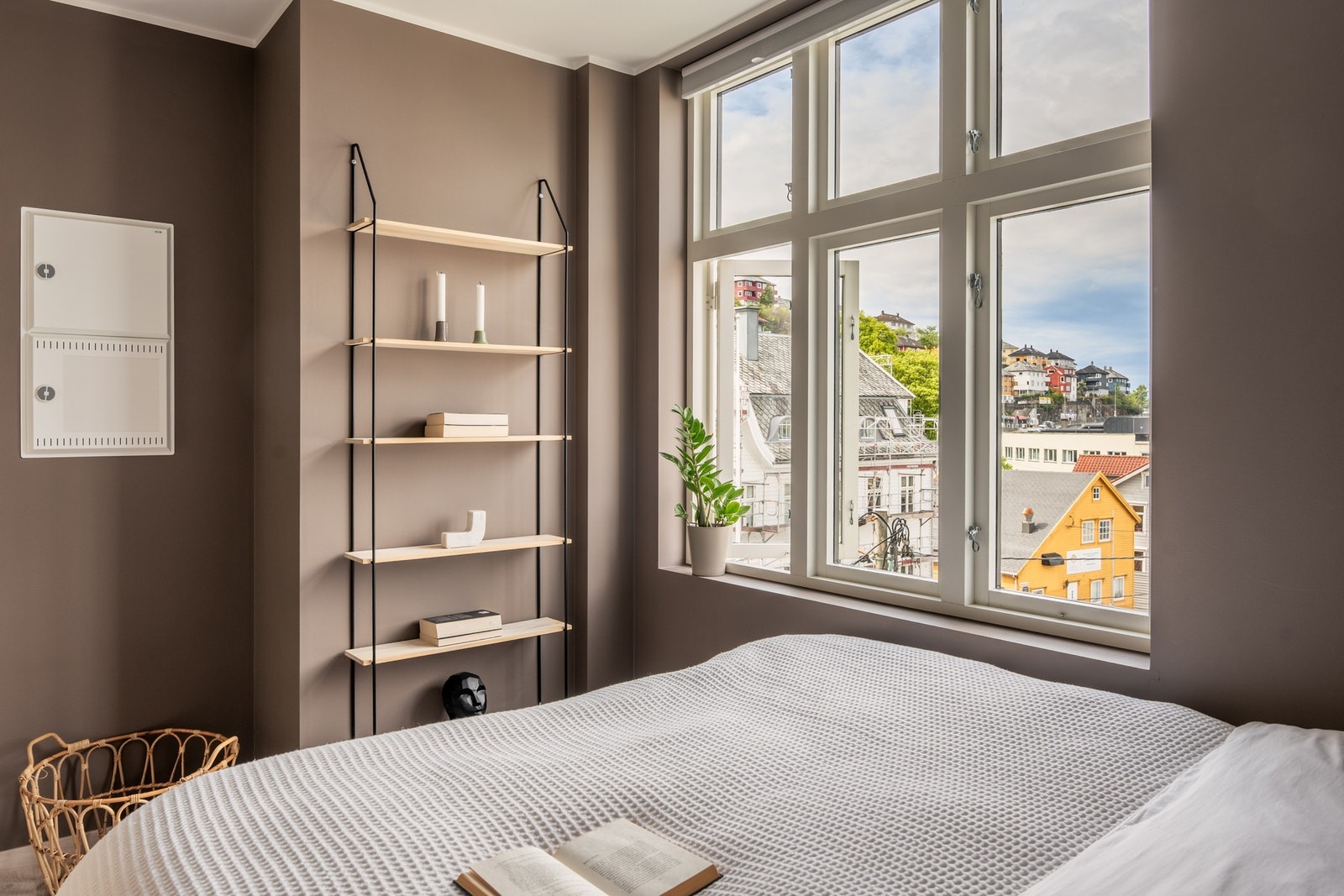 Her er det god plass til en stor seng og nattbord. Galleribilde