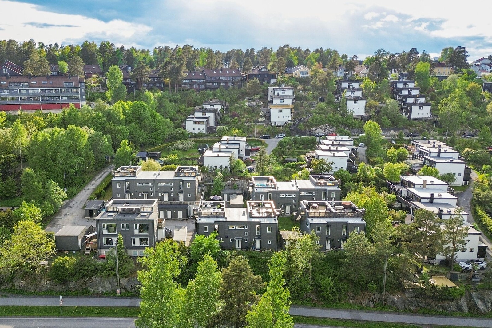 Nabolaget består av moderne bebyggelse omgitt av frodig vegetasjon og rolige omgivelser. Galleribilde