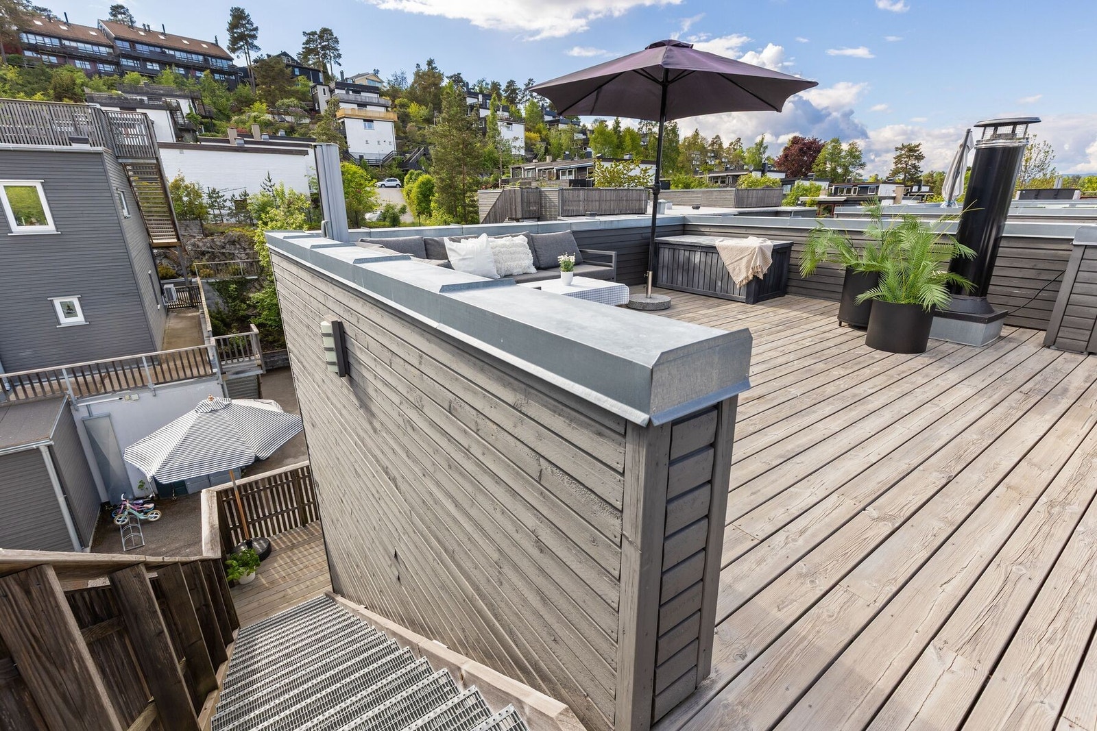 Romslig takterrasse med flere naturlige soner for både avslapning og sosiale sammenkomster. Galleribilde