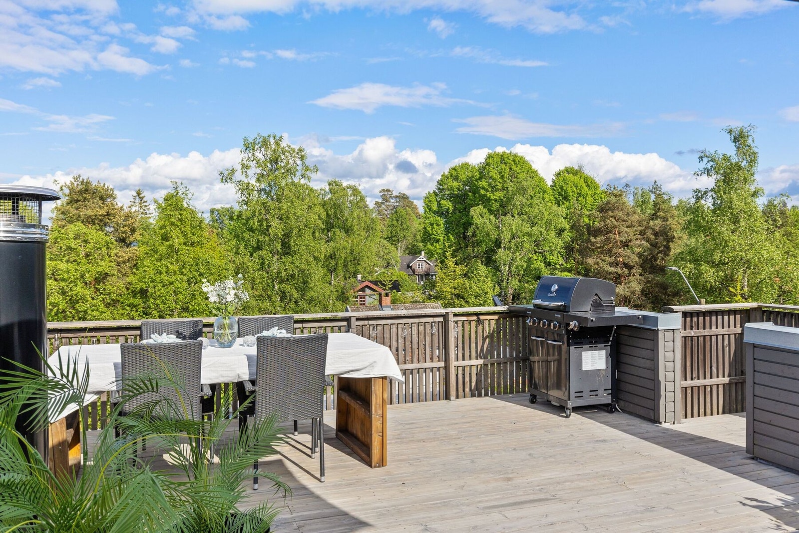 God plass til spisegruppe og grill - perfekt for hyggelige middager under åpen himmel. Galleribilde