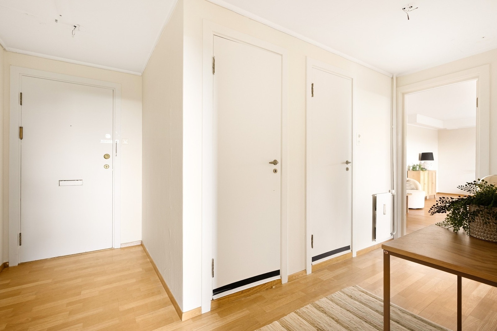 Velkommen inn! Det første som møter deg er en lys og romslig entré som gir et godt førsteinntrykk av boligen. Galleribilde