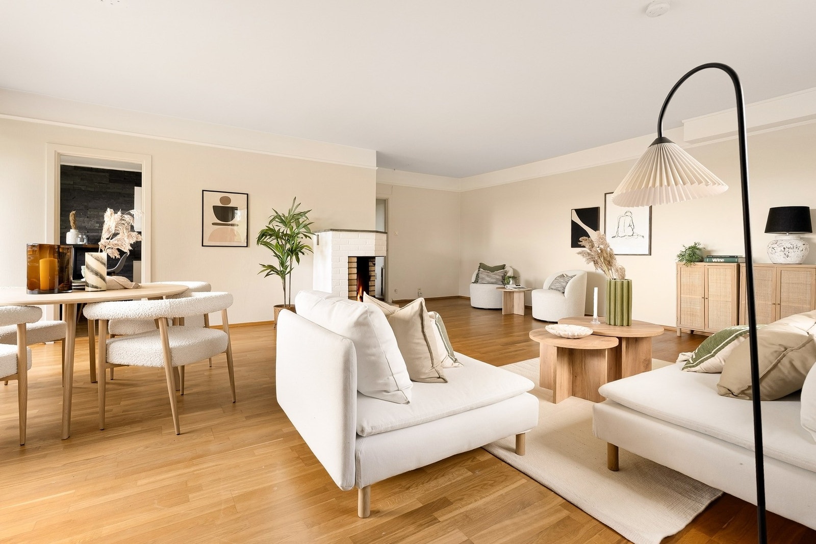 Stuen har god utforming med naturlig plass til en spisegruppe, sofa og TV med tilhørende møblement. Galleribilde