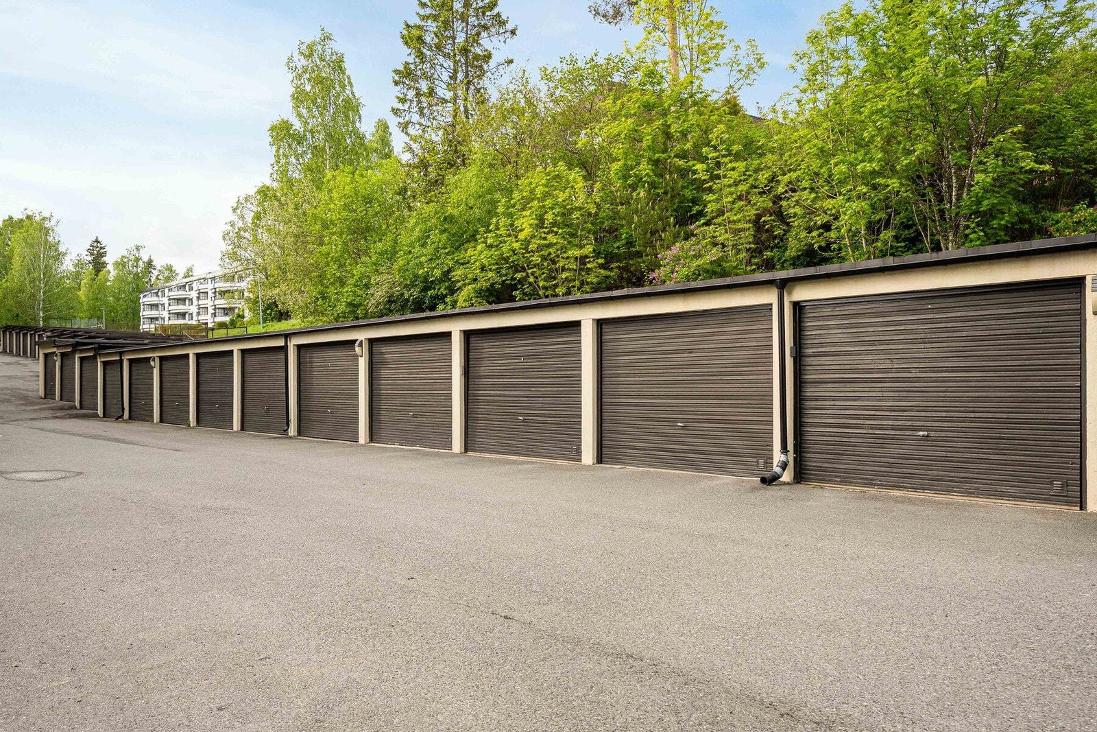Leiligheten disponerer en garasjeplass i felles rekke. Galleribilde