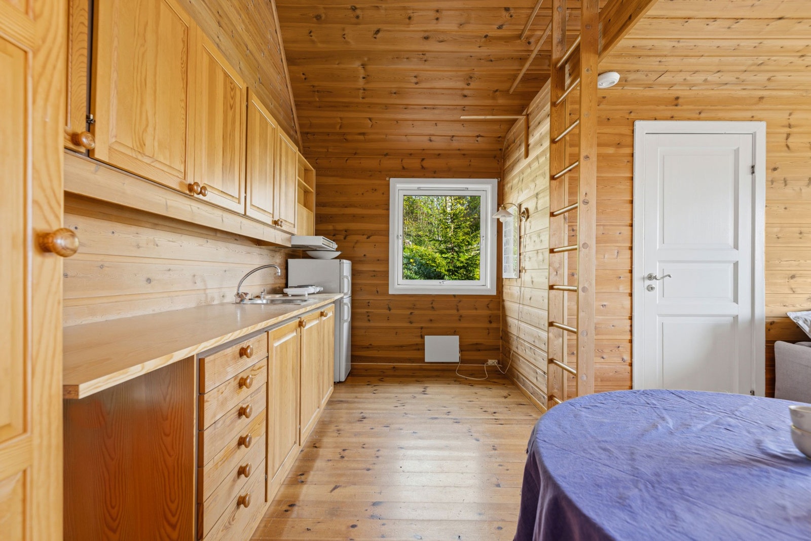 Godt med innredning og trapp til hems. Galleribilde