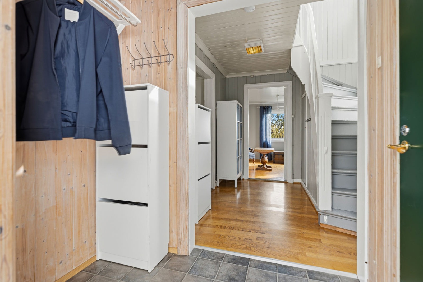 Lyst inngangsparti med fliser og parkett. Galleribilde