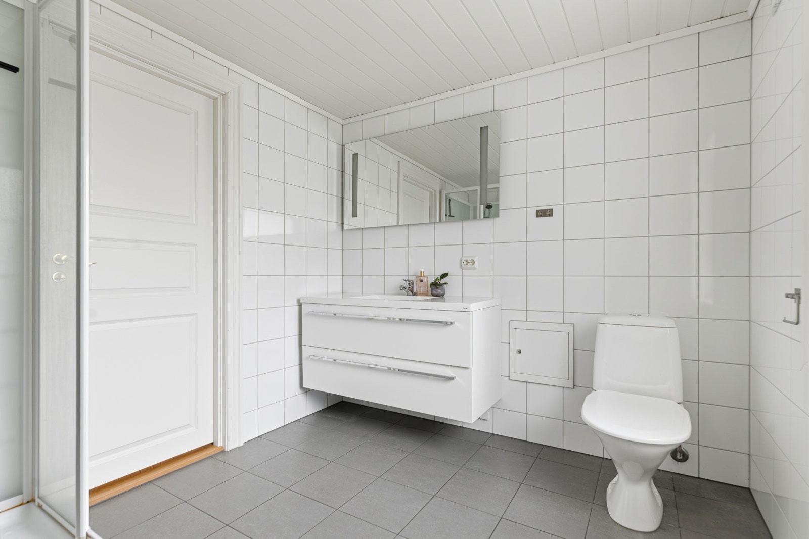 Badet er romslig og har varme i gulv. Galleribilde