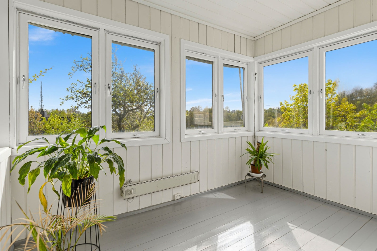 Sommerstue med godt lysinnslipp. Galleribilde