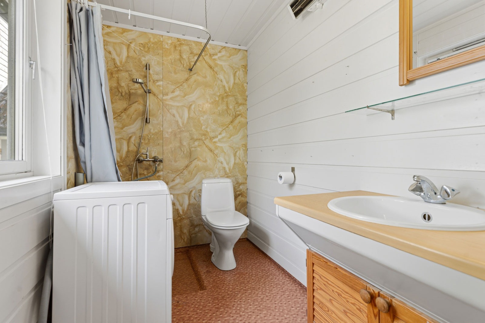Badet i annekset har og opplegg til vaskemaskin. Galleribilde