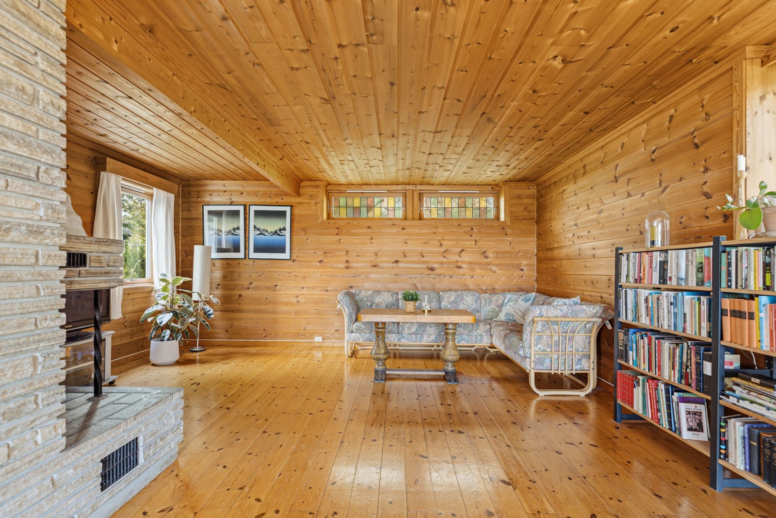 Stue 2 har en åpen peis som er flott å bruke på kalde og mørke dager. Galleribilde