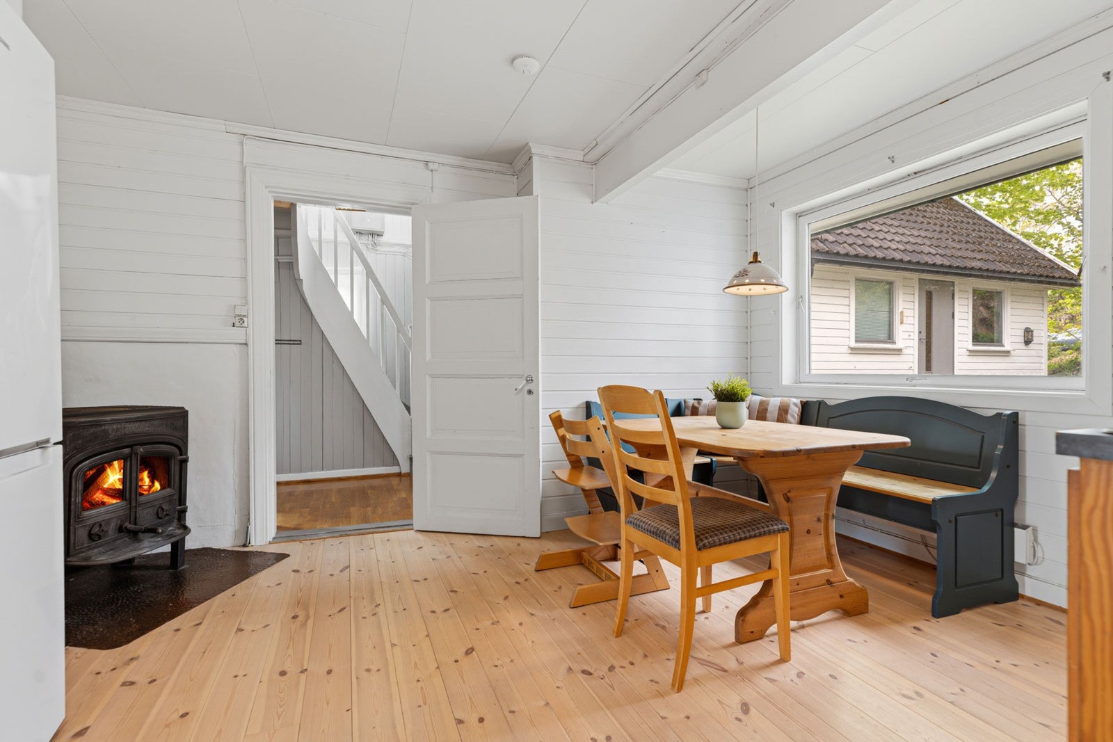 På kjøkkenet er det vedovn, spiseplass.. Galleribilde
