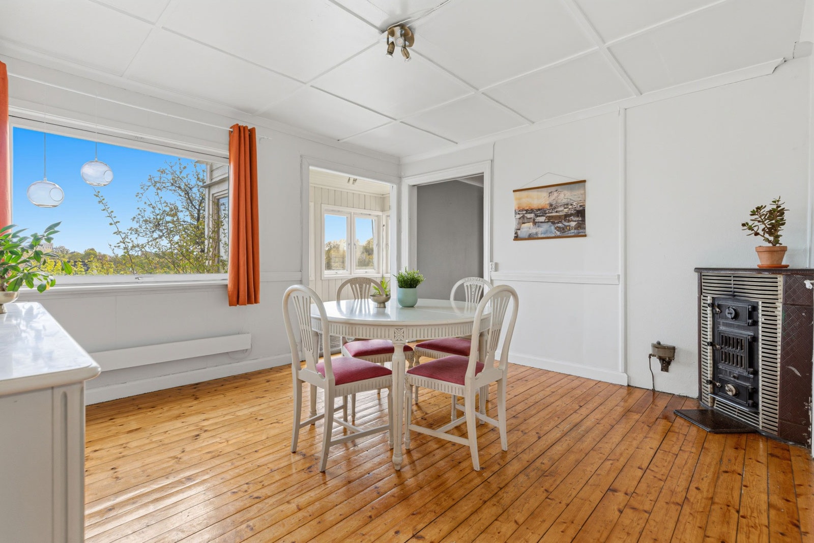 Fra spisestuen er det tilgang ut til sommerstuen. Galleribilde