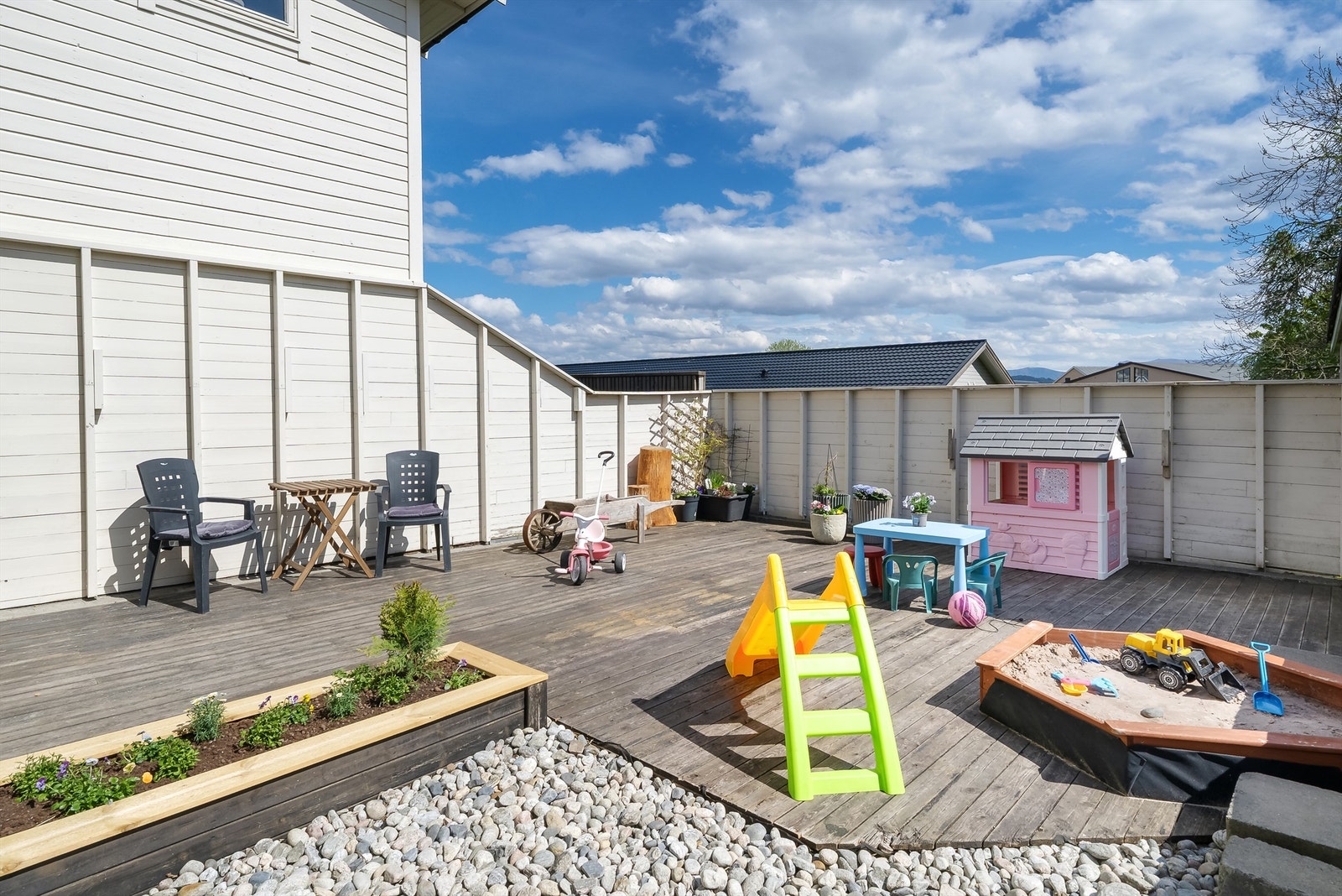 Det er oppført romslige terrasse/uteområder Galleribilde