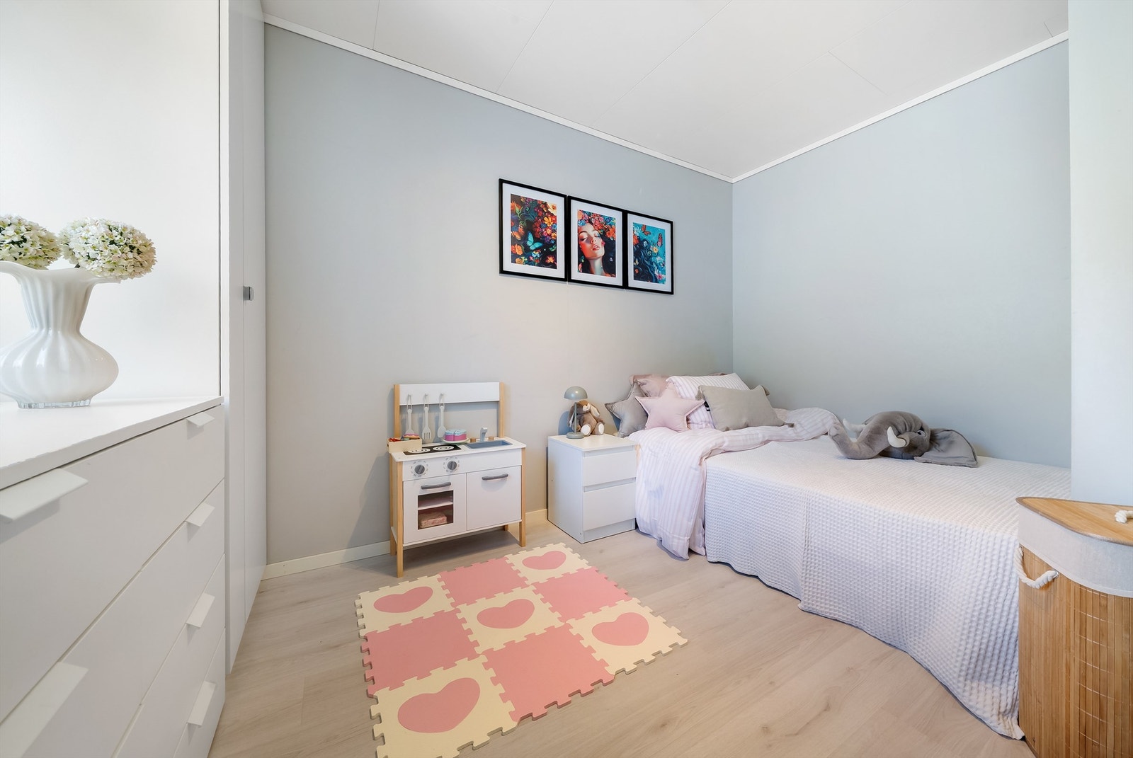 Disponibelt rom i 1. etasje (benyttes idag som soverom) Galleribilde