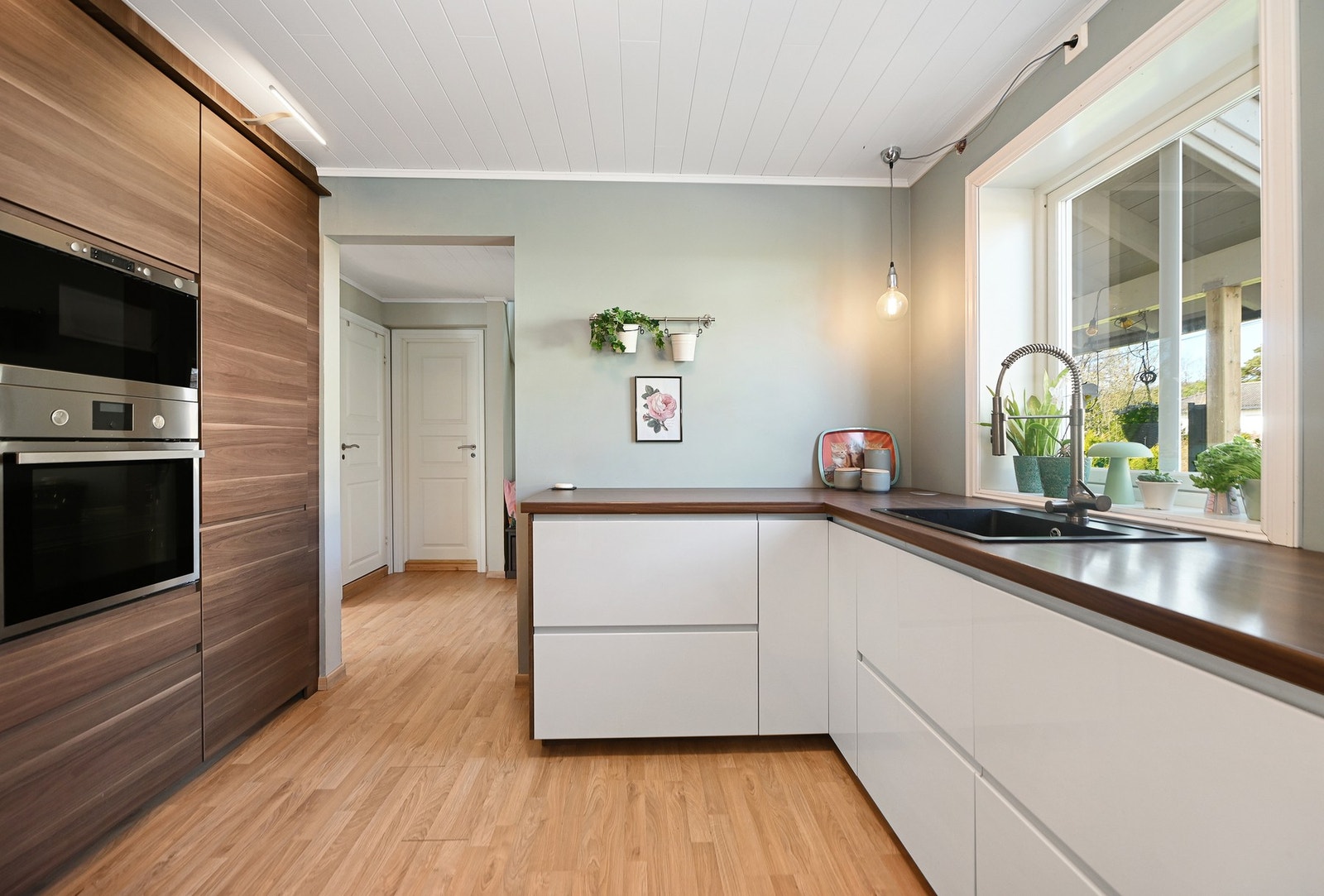 Det er integrert koketopp, stekeovn, micro, oppvaskmaskin og kombinert kjøl-/fryseskap. Galleribilde
