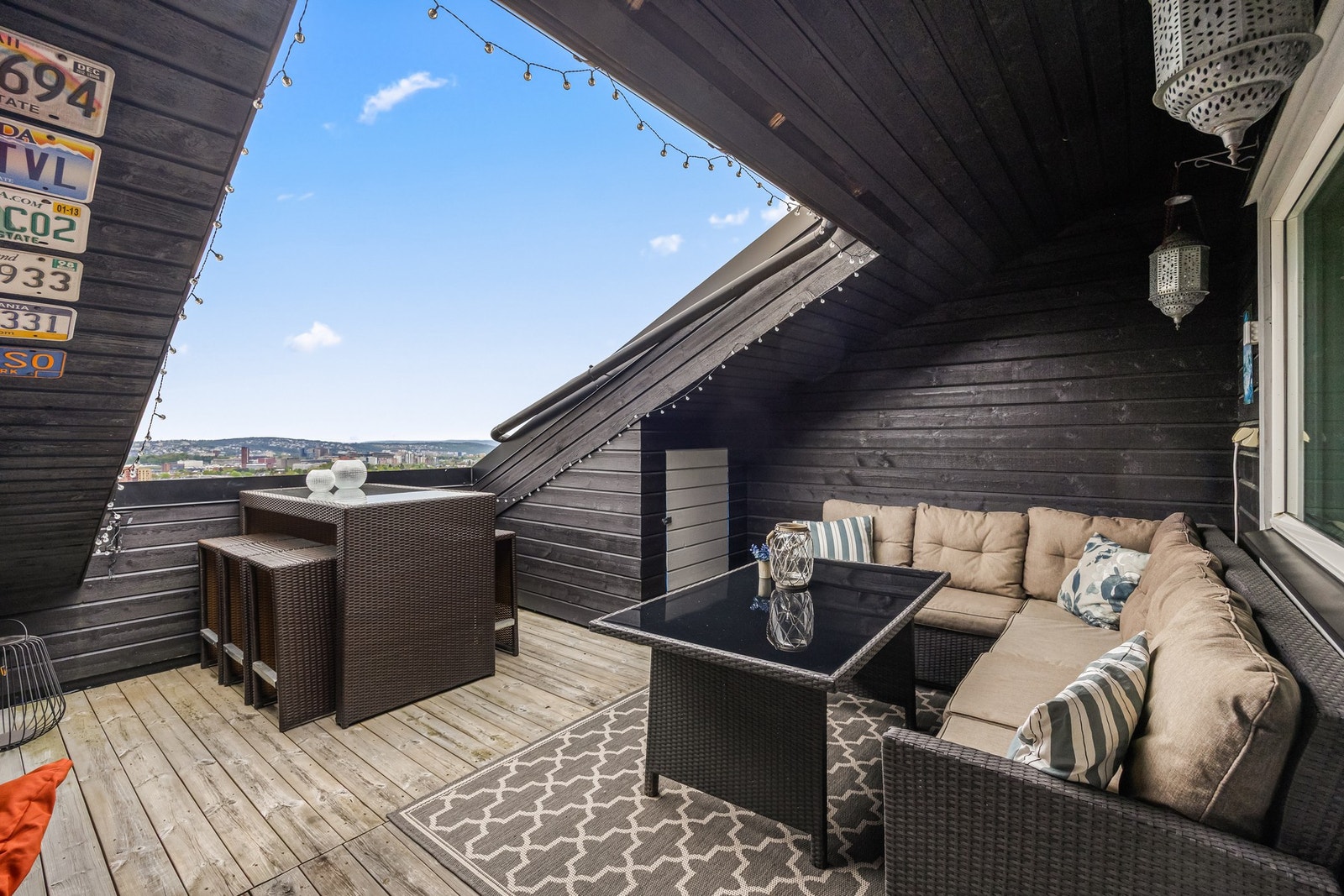 Stor, usjenert og sydøstvendt takterrasse (ca. 20 kvm) med god plass til sittegruppe. I tillegg finnes en praktisk bod, stikkontakt, lysarmatur og frostfri utekran her ute Galleribilde