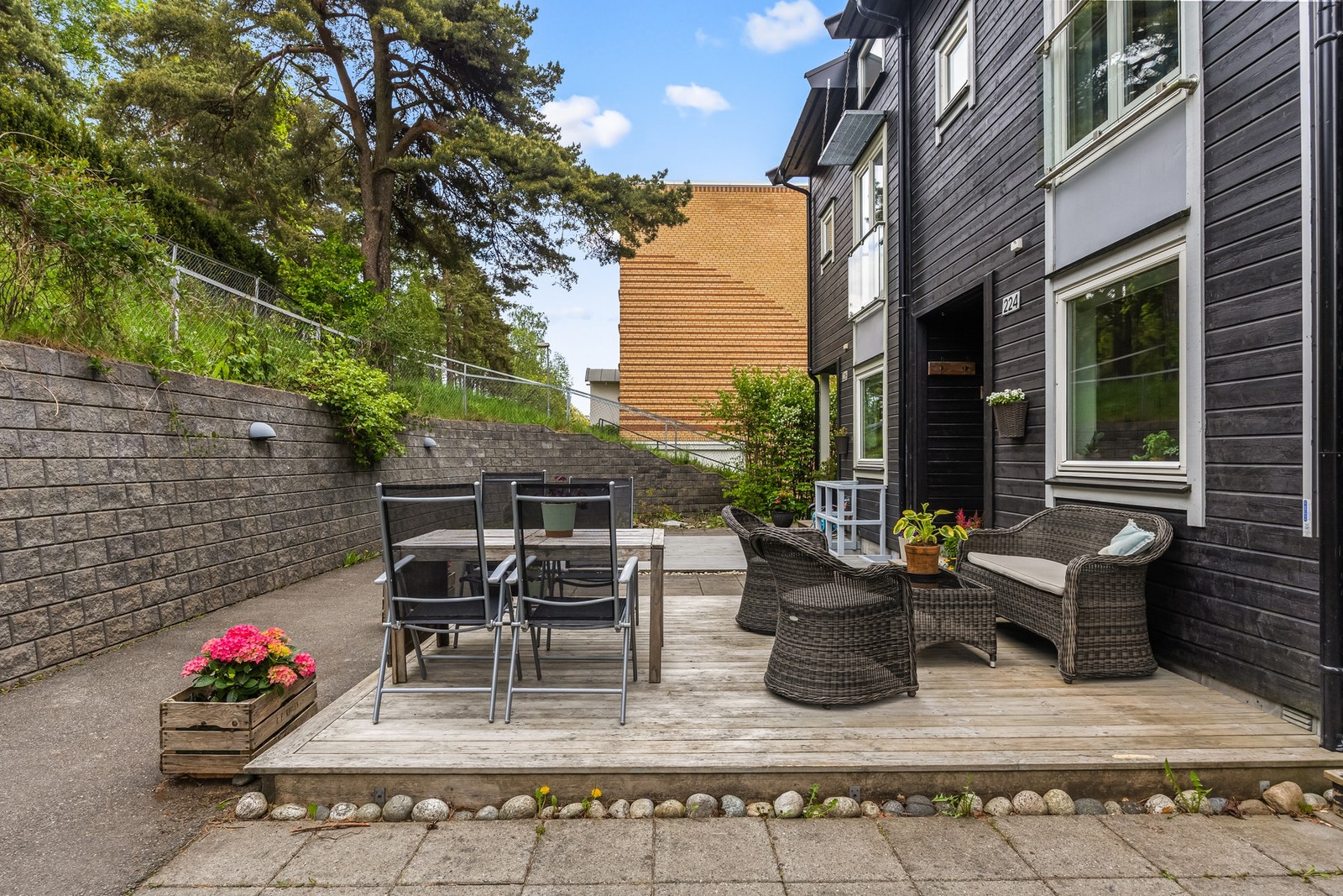 Uteplass foran huset med plass til sittegrupper. Galleribilde
