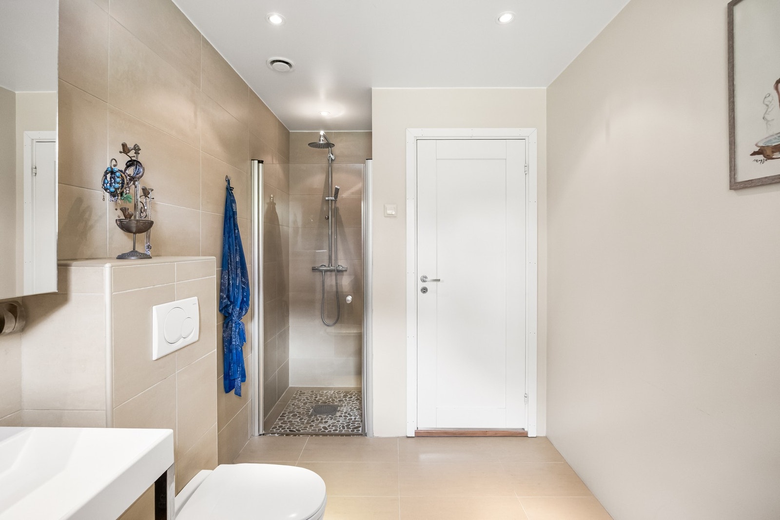 Badet har stor, deilig nisje med dusj i enden av rommet Galleribilde