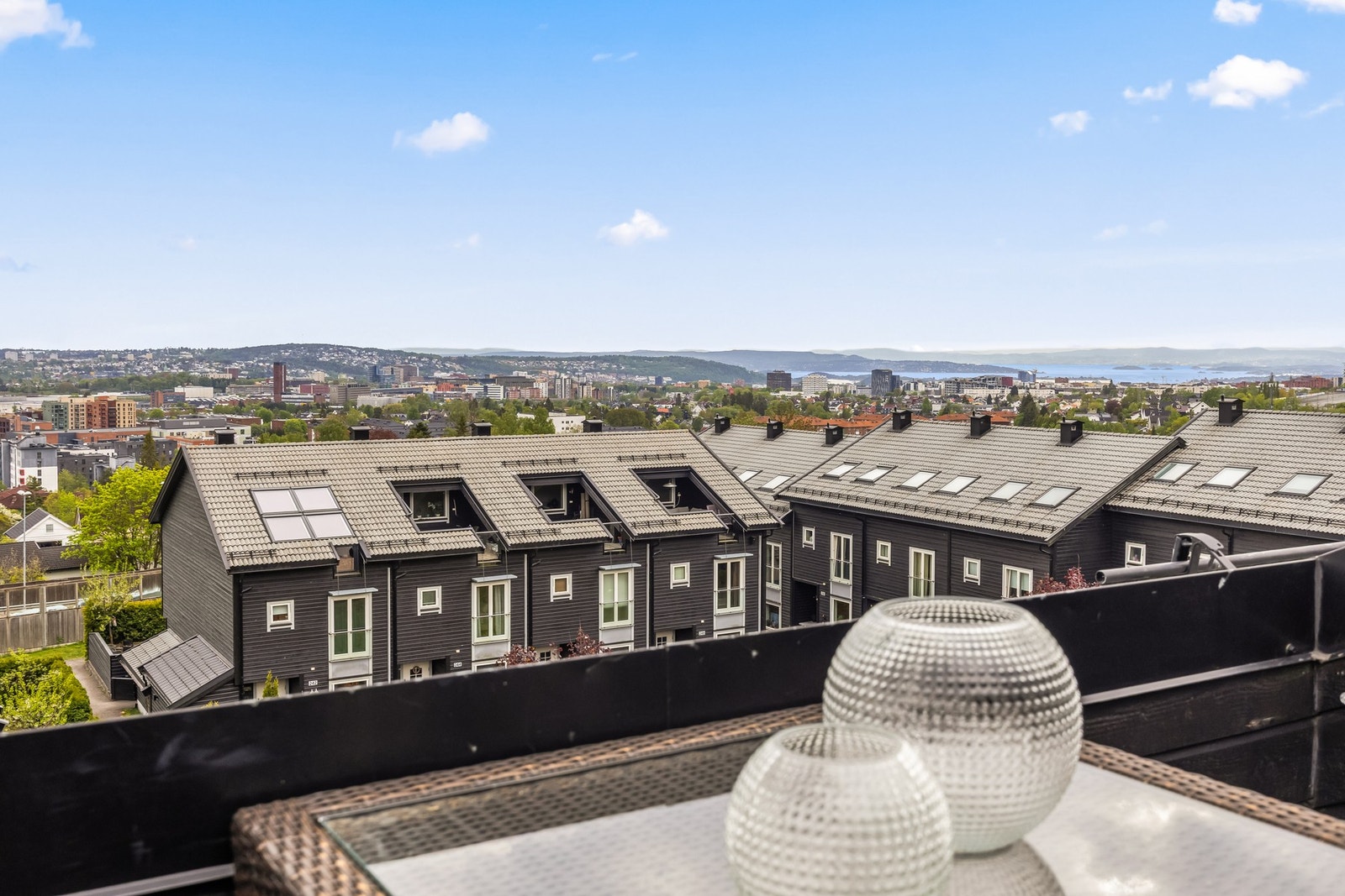 Langstrakt utsikt over rekkehustakene i sydøstlig retning. Herifra sees både sentrum og Oslofjorden. Solen kommer tidlig og blir borte ca kl 1900 om sommeren Galleribilde
