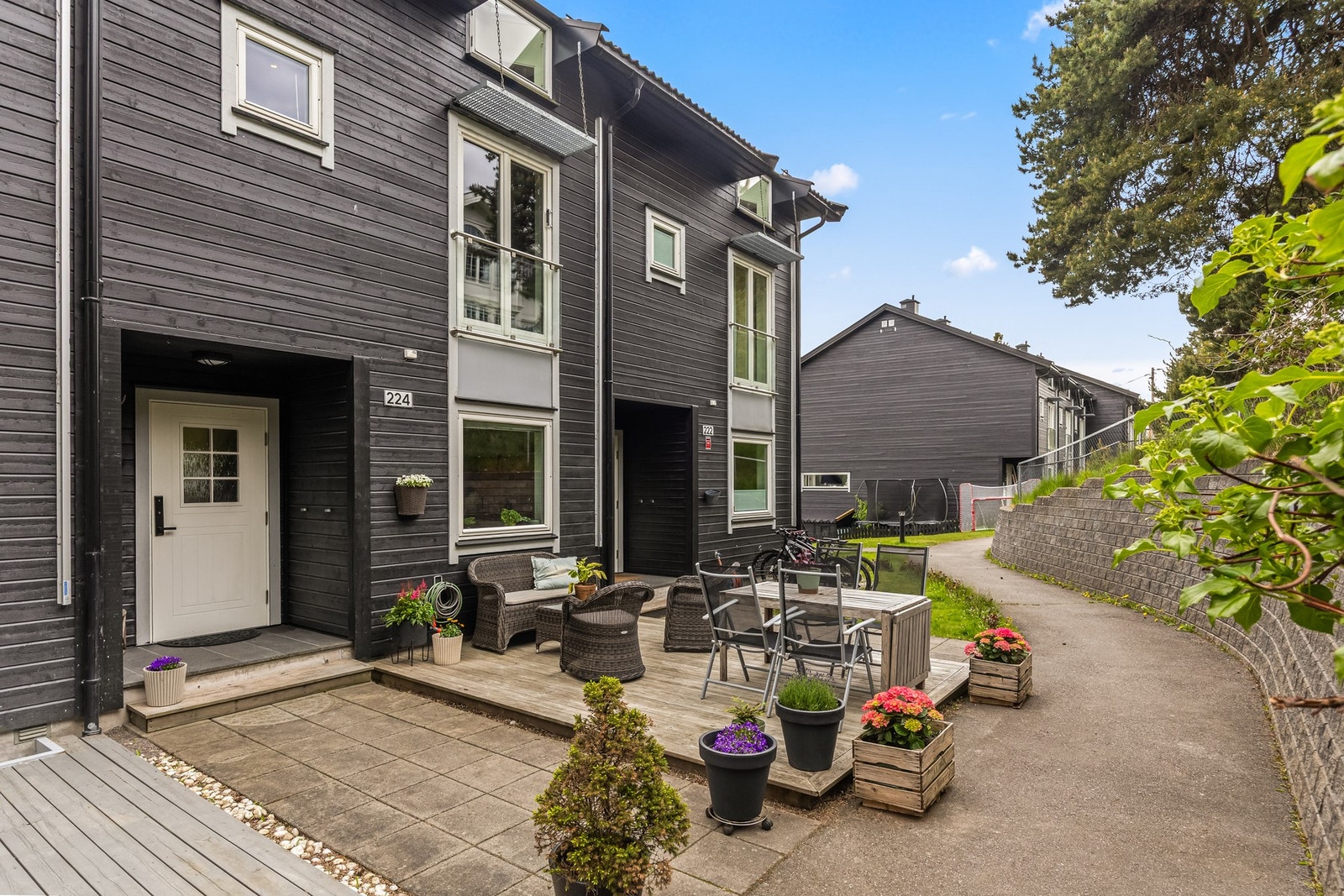 Det er adkomst til boligen via koselige internveier. Ved inngangspartiet møter du en liten egen uteplass Galleribilde