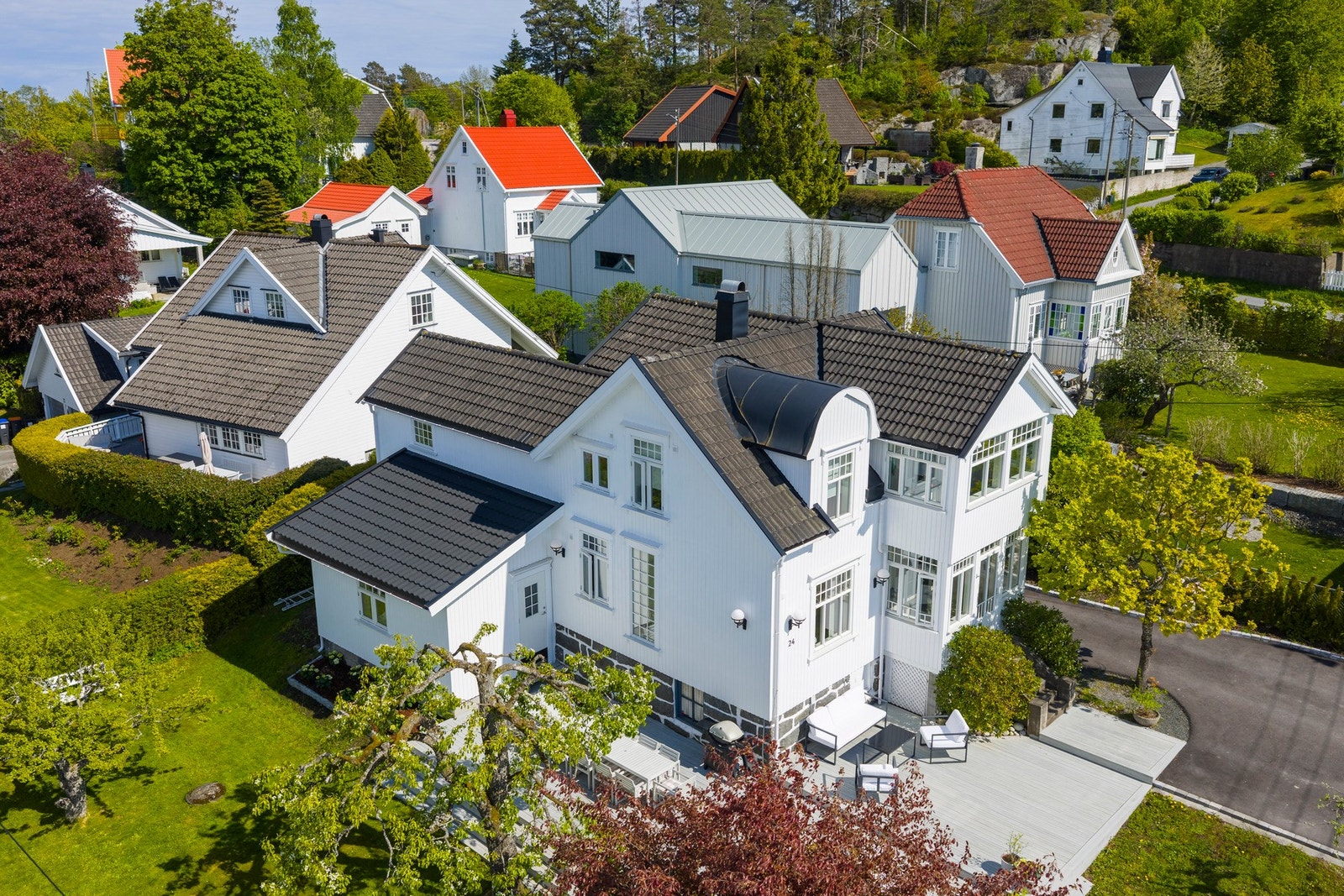 Villaen har fått ny kledning og vinduer i perioden 2023-2024 Galleribilde