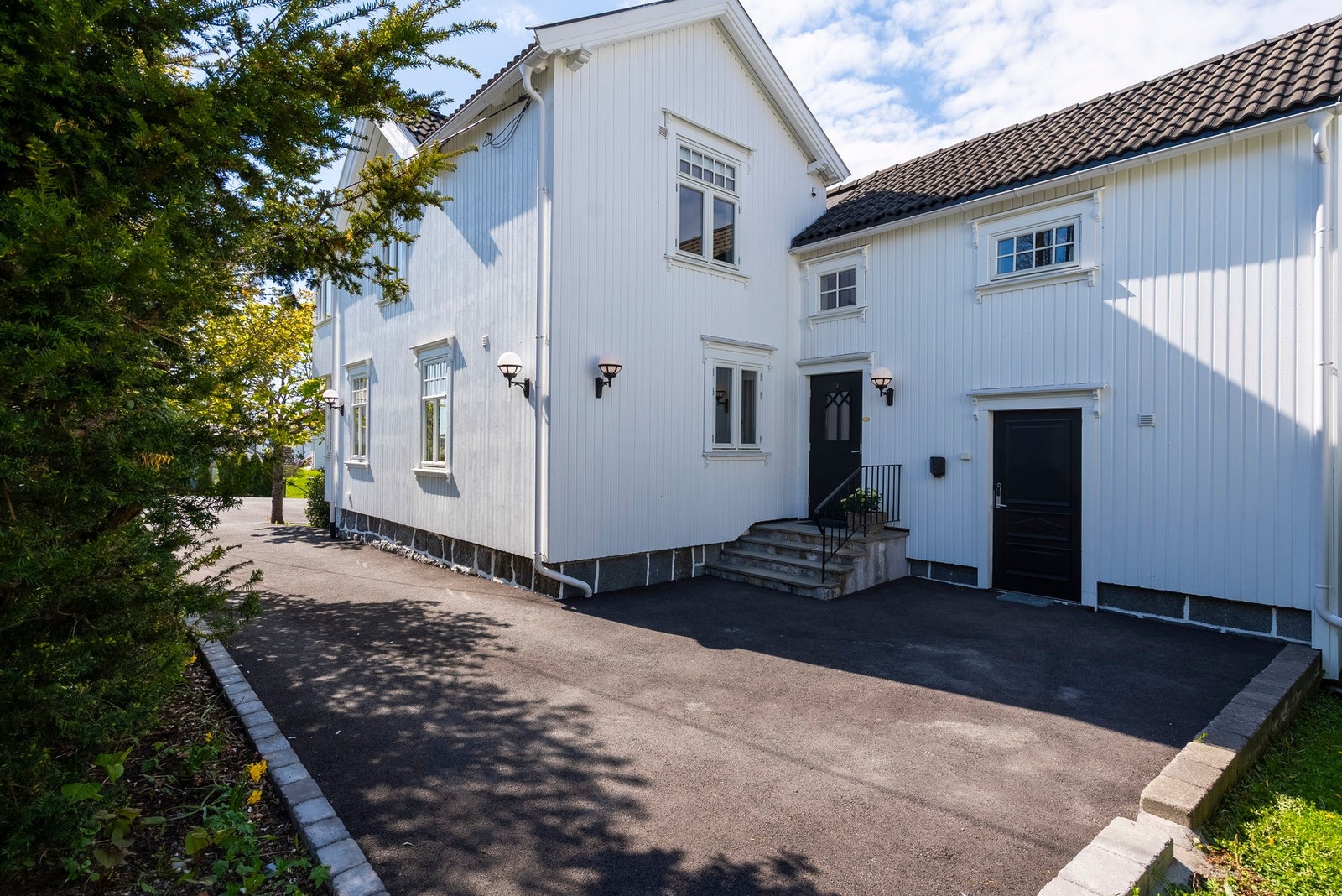 Hybelen har egen inngang på høyre side av hovedinngangen Galleribilde