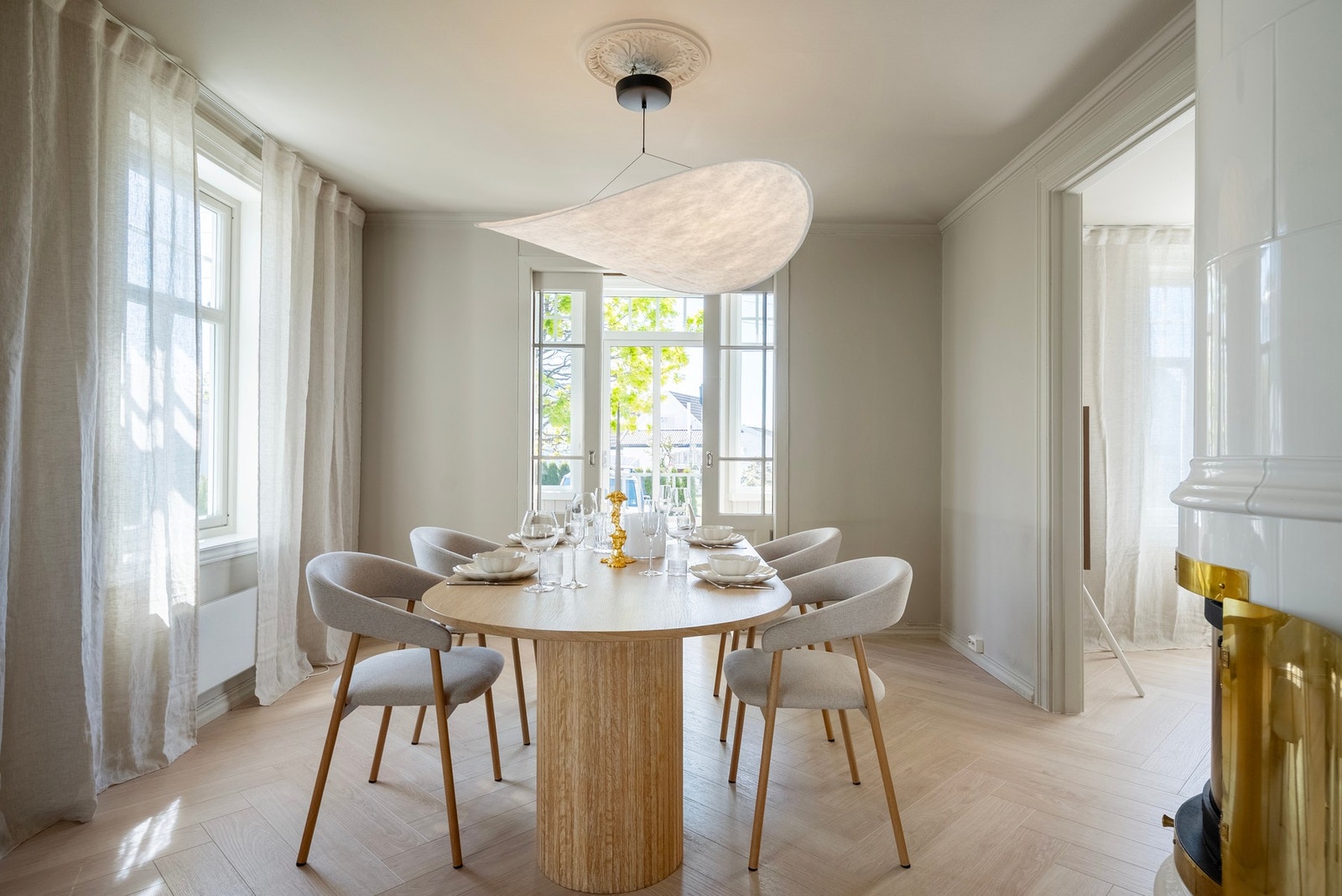 Store vindusflater slipper inn rikelig med naturlig lys og skaper en luftig og behagelig atmosfære. Galleribilde