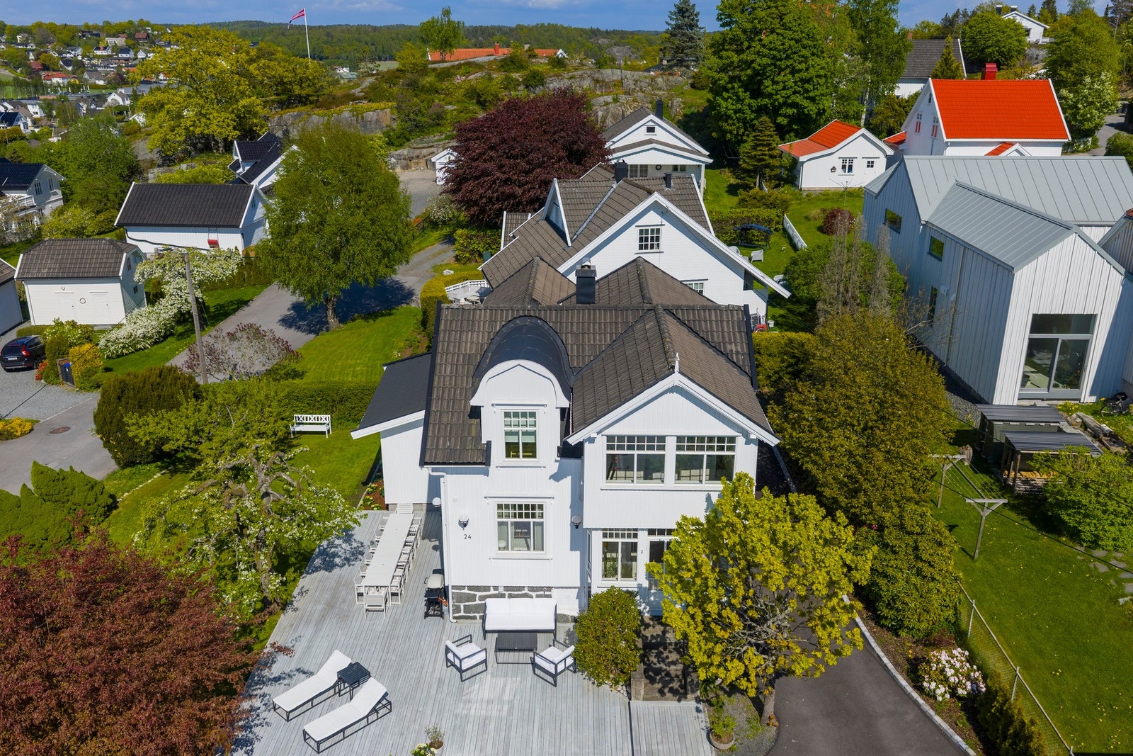Eiendommen har fine uteområder klar til bruk Galleribilde