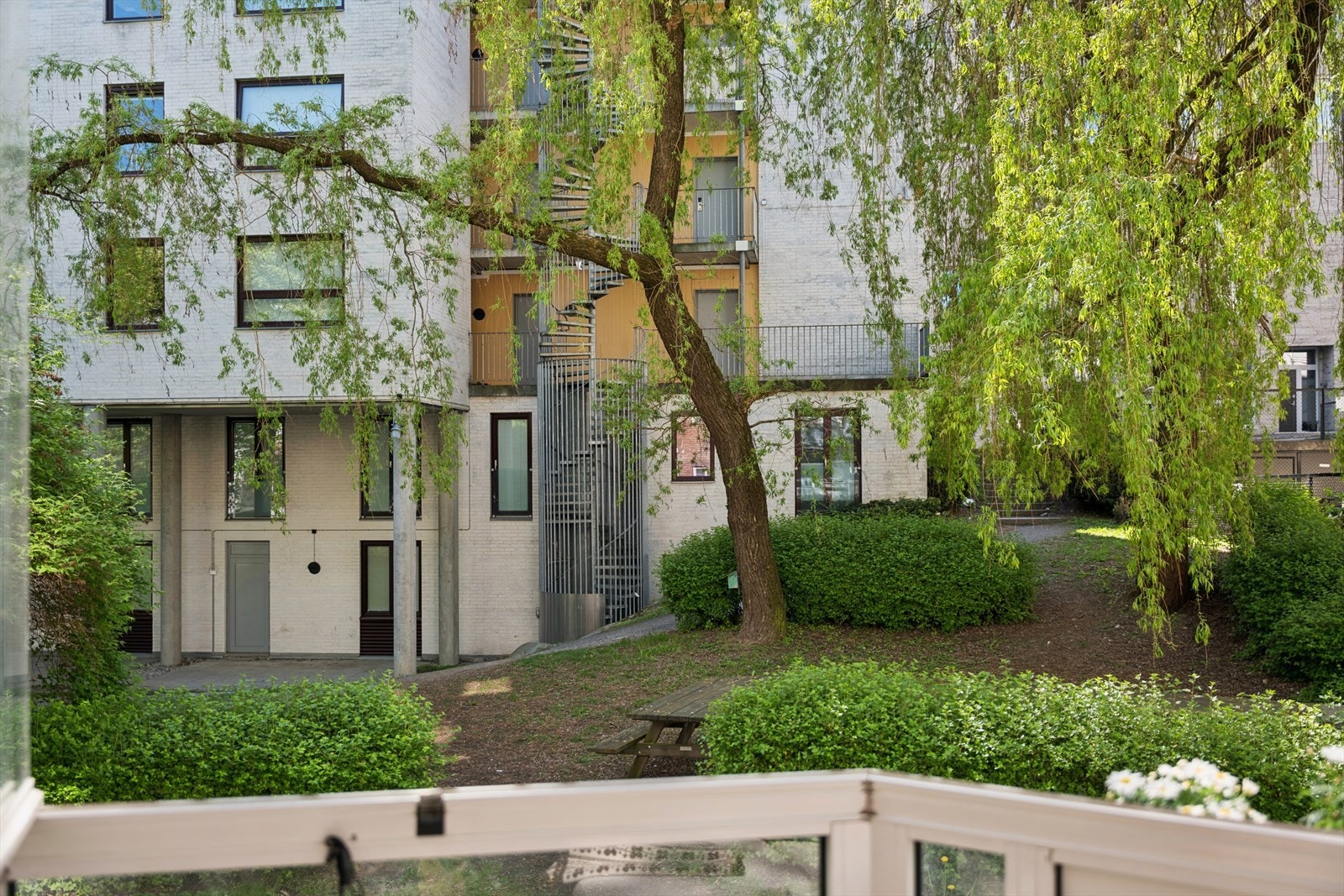 Her bor du i et populært og meget sentralt boligområde på St. Hanshaugen, med idylliske omgivelser preget av klassiske bygårder og grønne rekreasjonsområder. Galleribilde