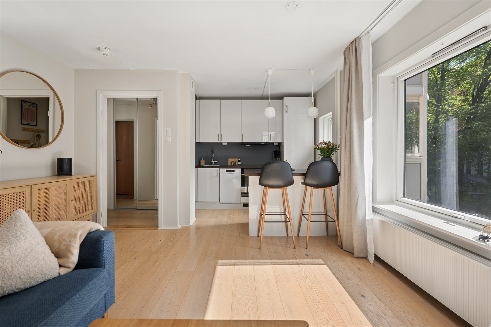 Det er et lyst og pent kjøkken i leiligheten med lyse, høyglans fronter. Galleribilde