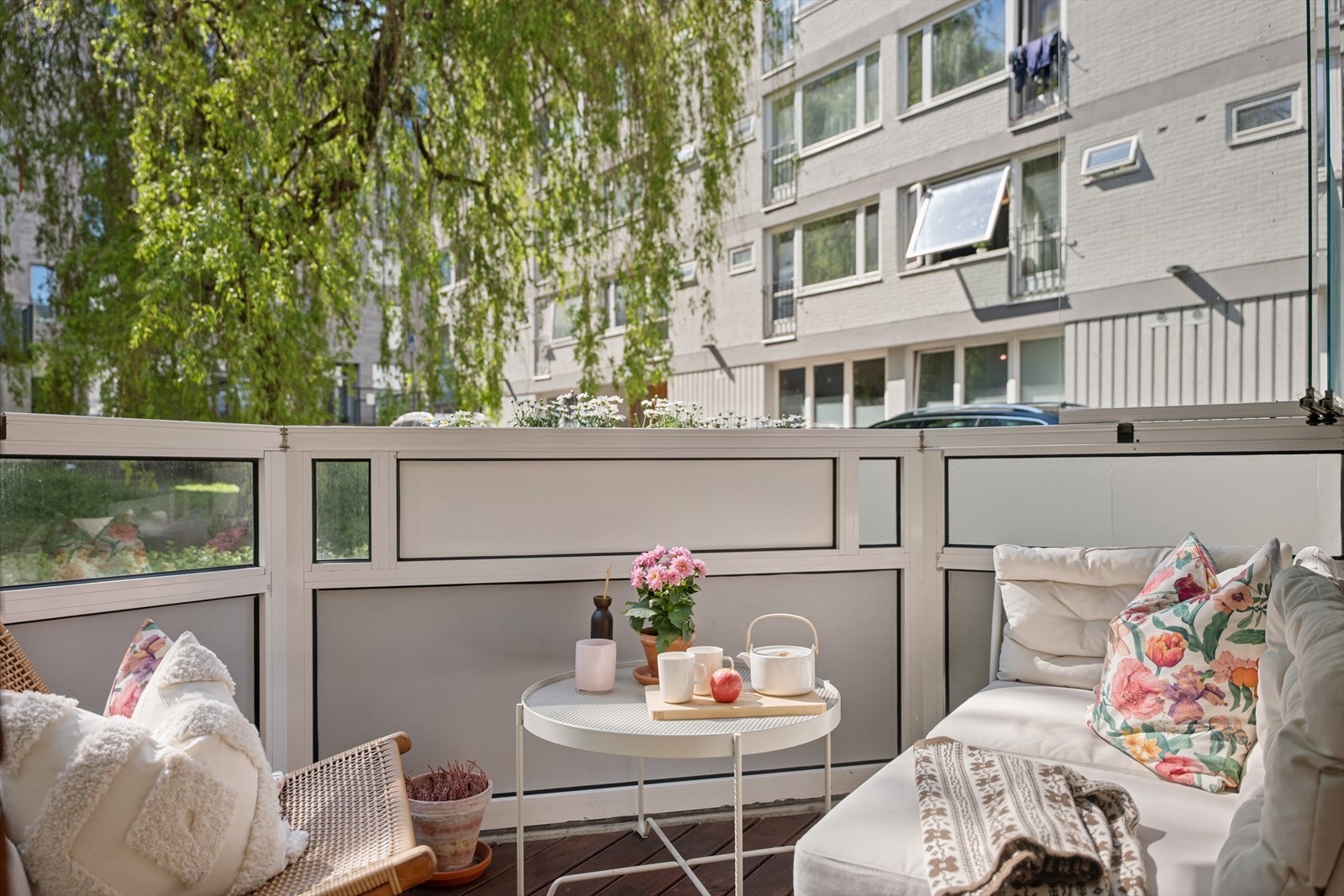 Leiligheten ligger høyt til i byggets 1. etasje med trappadkomst fra inngangsparti og vender i sin helhet mot borettslagets bakgård. Galleribilde
