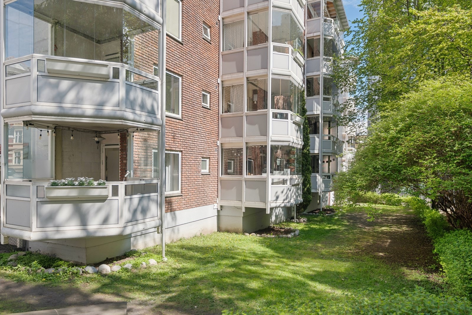Hjørneleilighet med idyllisk utsikt mot frodig bakgård. Galleribilde