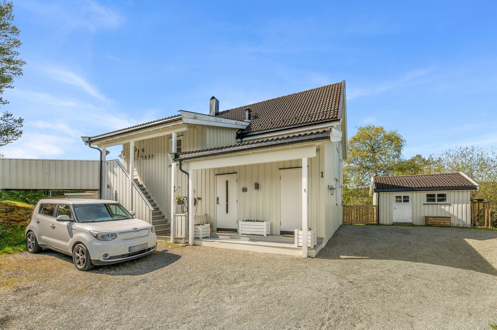 Boligen disponerer i følge selger to parkeringsplasser foran redskapsboden. Galleribilde