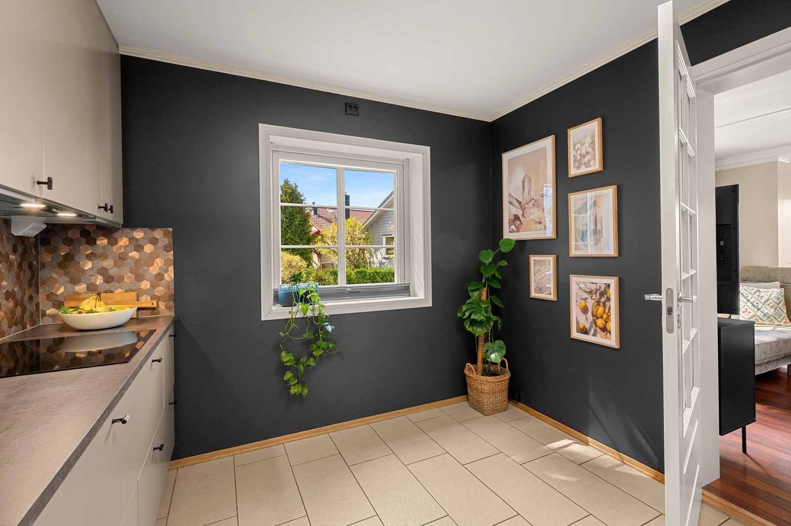 Kjøkkenet har god plass til spisegruppe og rikelig med skap- og benkeplass å boltre seg på! Galleribilde