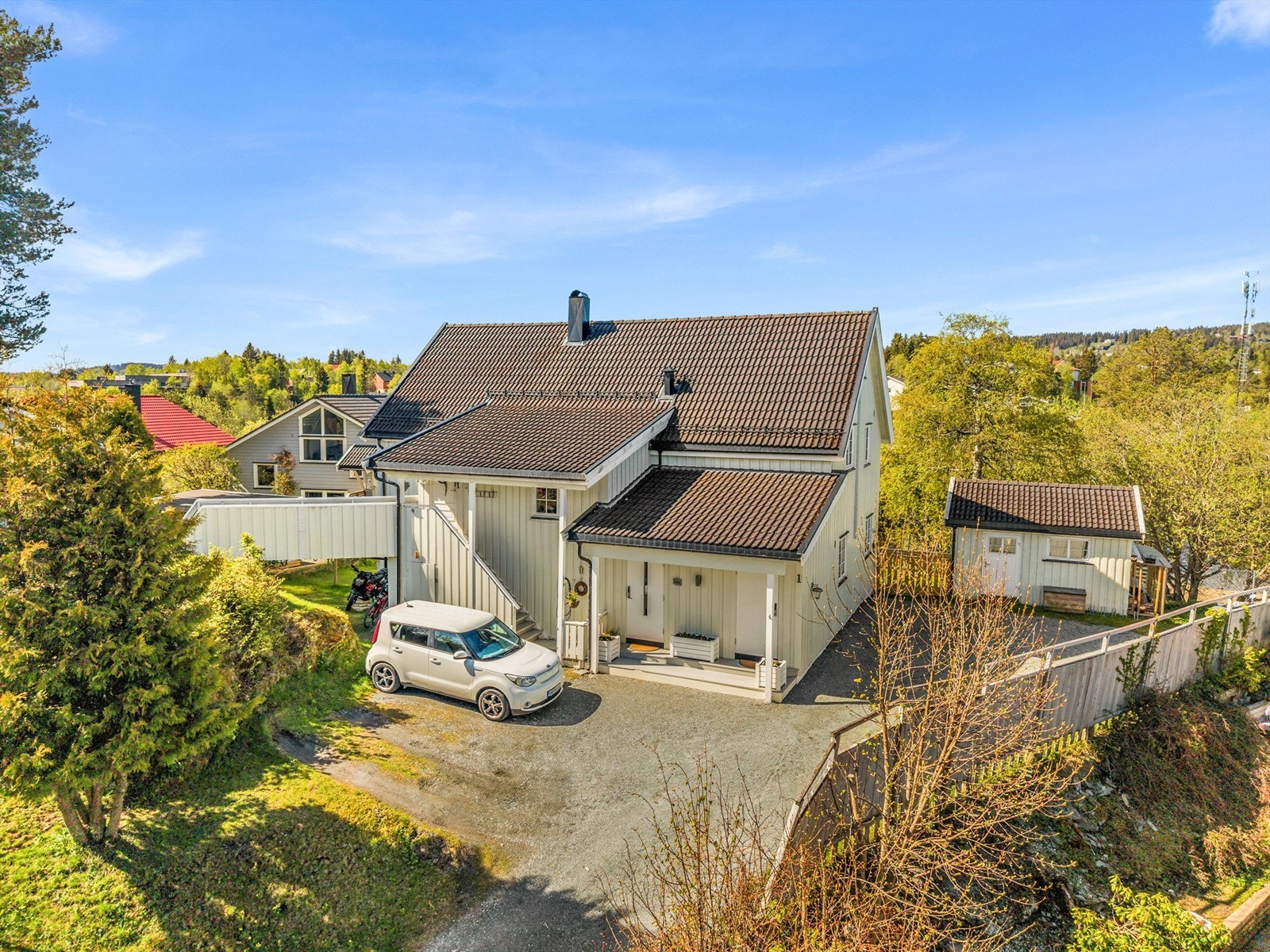 Boligen har en attraktiv og skjermet beliggenhet i et veletablert og rolig boligområde på Kyvannet/Byåsen, med umiddelbar nærhet til både Kyvannet og Bymarka. Galleribilde