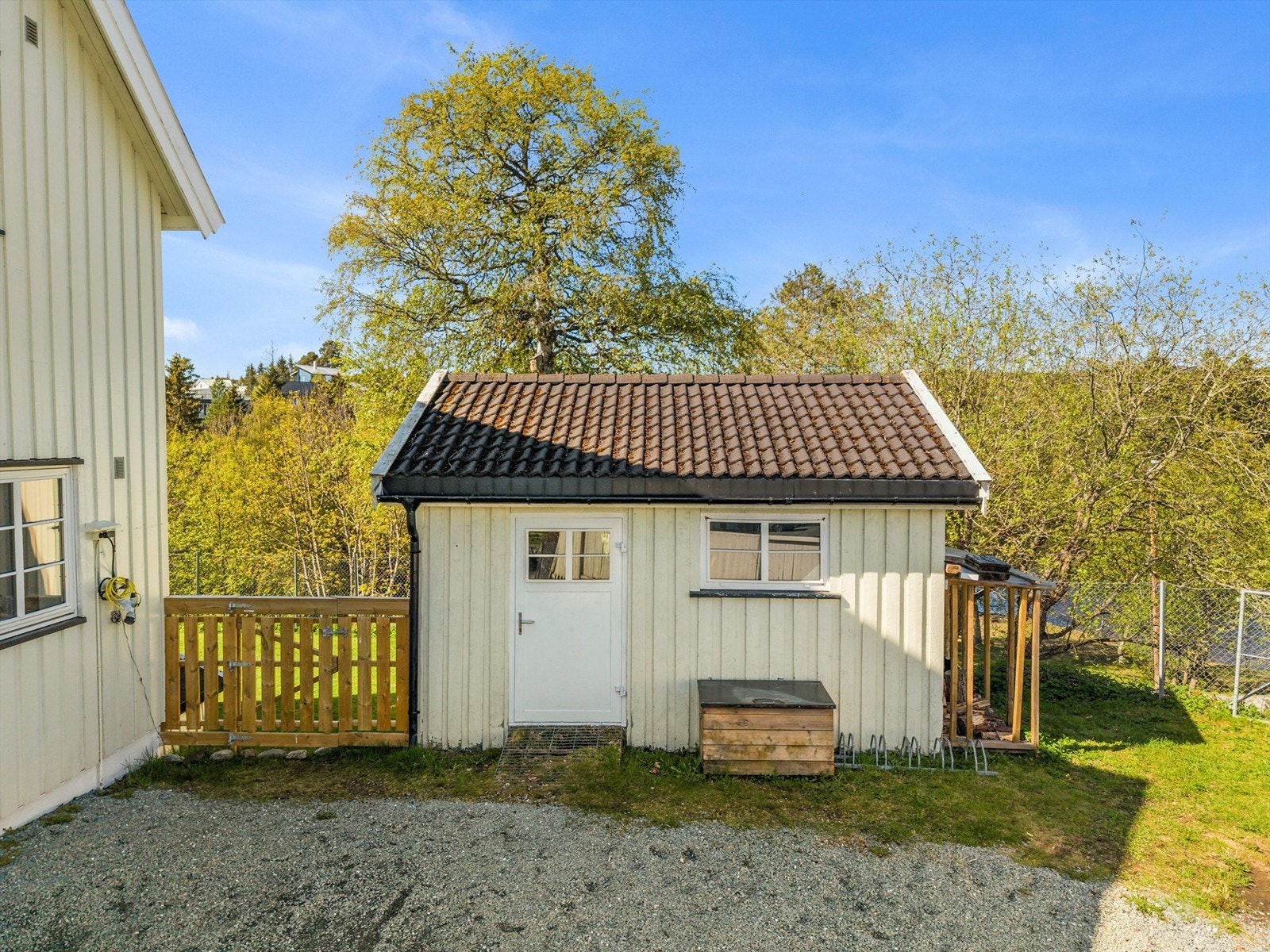 For barnefamilier ligger alt godt til rette i nærområdet. Myra barnehage ligger ca. 6 minutters gange unna, mens Kyvatnet naturbarnehage nås på omtrent 9 minutter til fots. Galleribilde