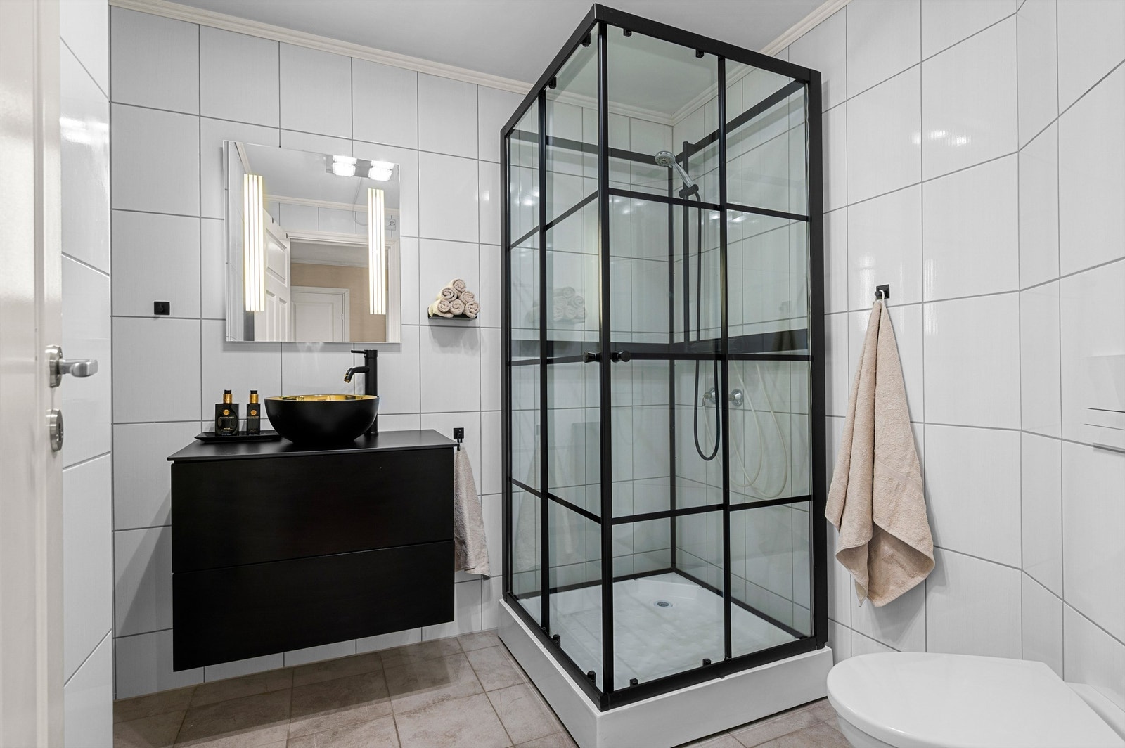 Pent flislagt bad oppgradert i 2010. Badet er opprinnelig byggemeldt som garderobe, WC og gang. Det er ikke søkt bruksendring fra tilleggsdel til hoveddel på deler av arealet. Kjøper overtar alt ansvar, eventuell kostnad og risiko forbundet med dette. Galleribilde