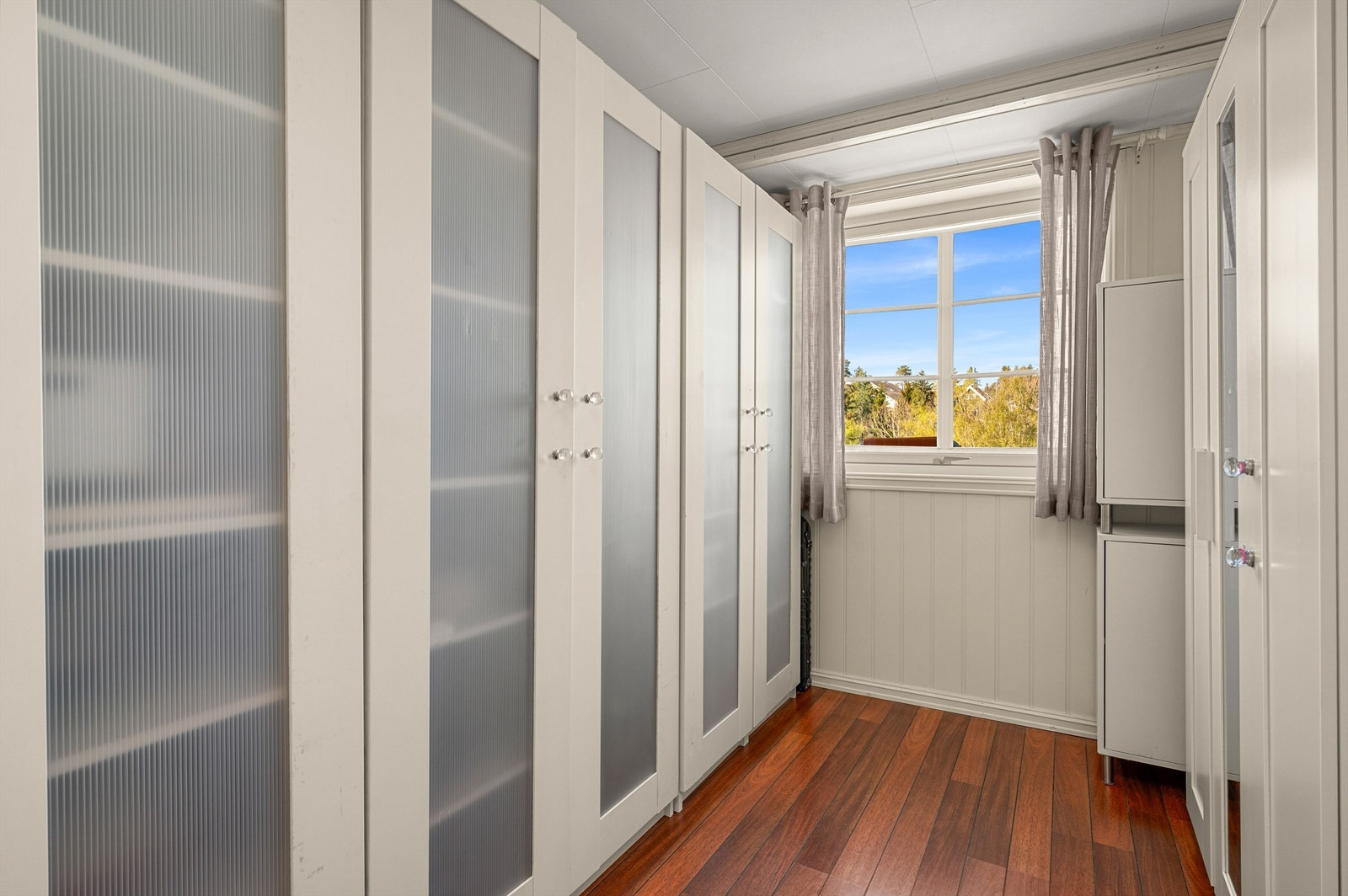 Soverom 3 er på 8 kvm og er innredet som garderobe. Det foreligger ikke opprinnelige tegninger for rommet, og soverommet er av den grunn ikke godkjent for varig opphold. Kjøper overtar alt ansvar, kostnad og risiko for dette. Galleribilde