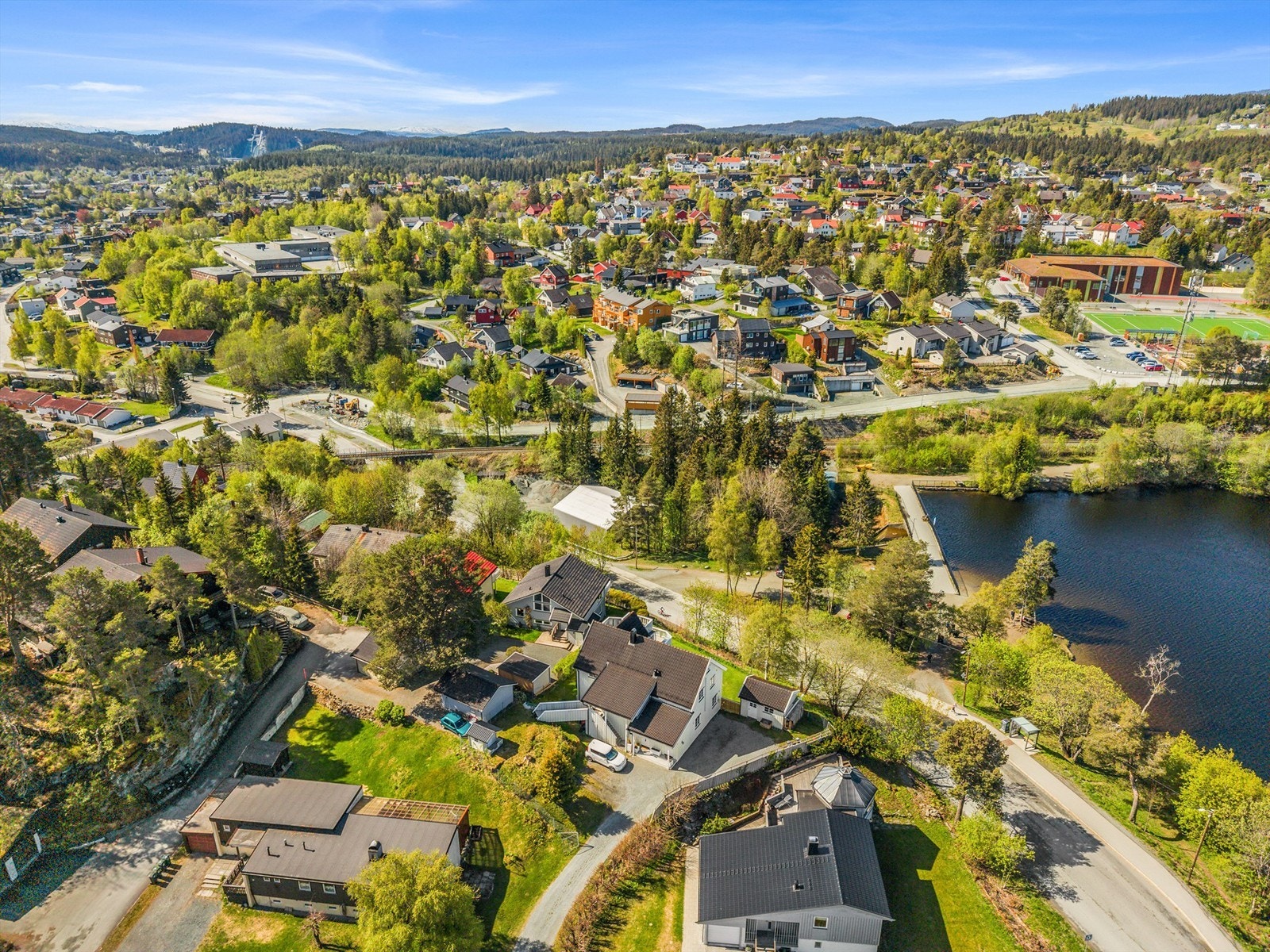 Dagligvarehandel er enkelt tilgjengelig med både Kiwi Dalgård og Coop Extra Ugla innen kort gangavstand. For et større servicetilbud ligger Byåsen Butikksenter en kort kjøretur unna, og City Syd nås på omtrent 13 minutter med bil. Galleribilde