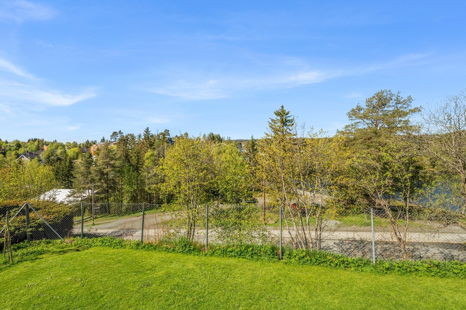 Fra balkongen har man enkel tilgang til felles hage. Tomten er pent opparbeidet med blant annet grus, plenarealer og andre forskjellige beplantninger. Galleribilde
