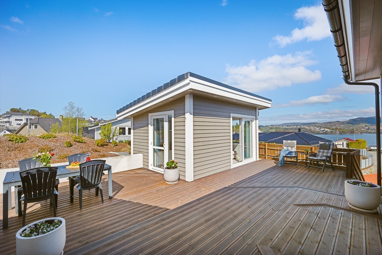 Moderne tomannsbolig fra 2015 med en stor terrasse og et isolert uthus fra 2019. Uthuset har gulvvarme og fungerer som en ekstra stue. Uthuset har utvendige dimbare spotter tilkoblet astro-ur. Galleribilde