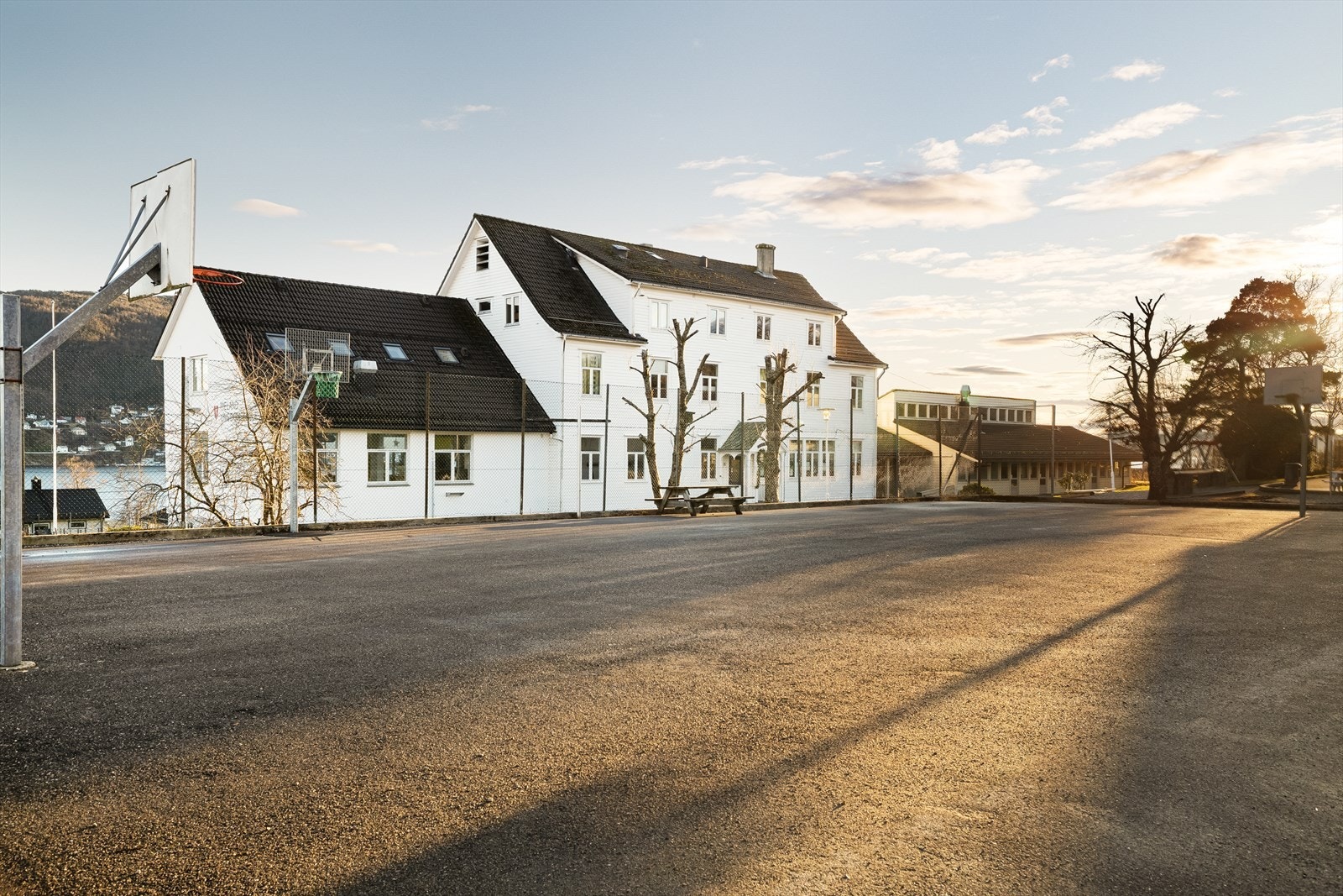 Nærområdet har et godt utbygd tilbud for barnefamilier, med flere skoler og barnehager. Galleribilde