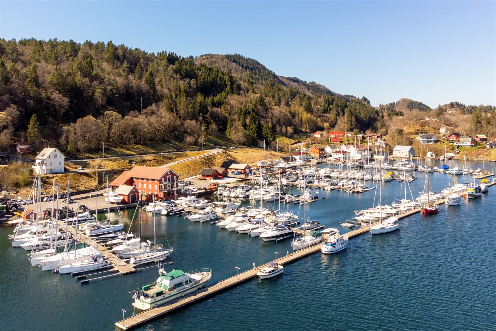 For den båtinteresserte er det kort vei til marinaen på Litlebergen. Her kan man også leie selskapslokale ved ønske. Galleribilde