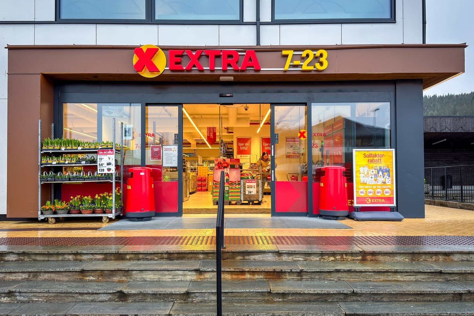 Dagligvarehandelen kan gjøres på blant annet Coop Extra Frekhaug, ca. 7 minutter unna med bil. Galleribilde